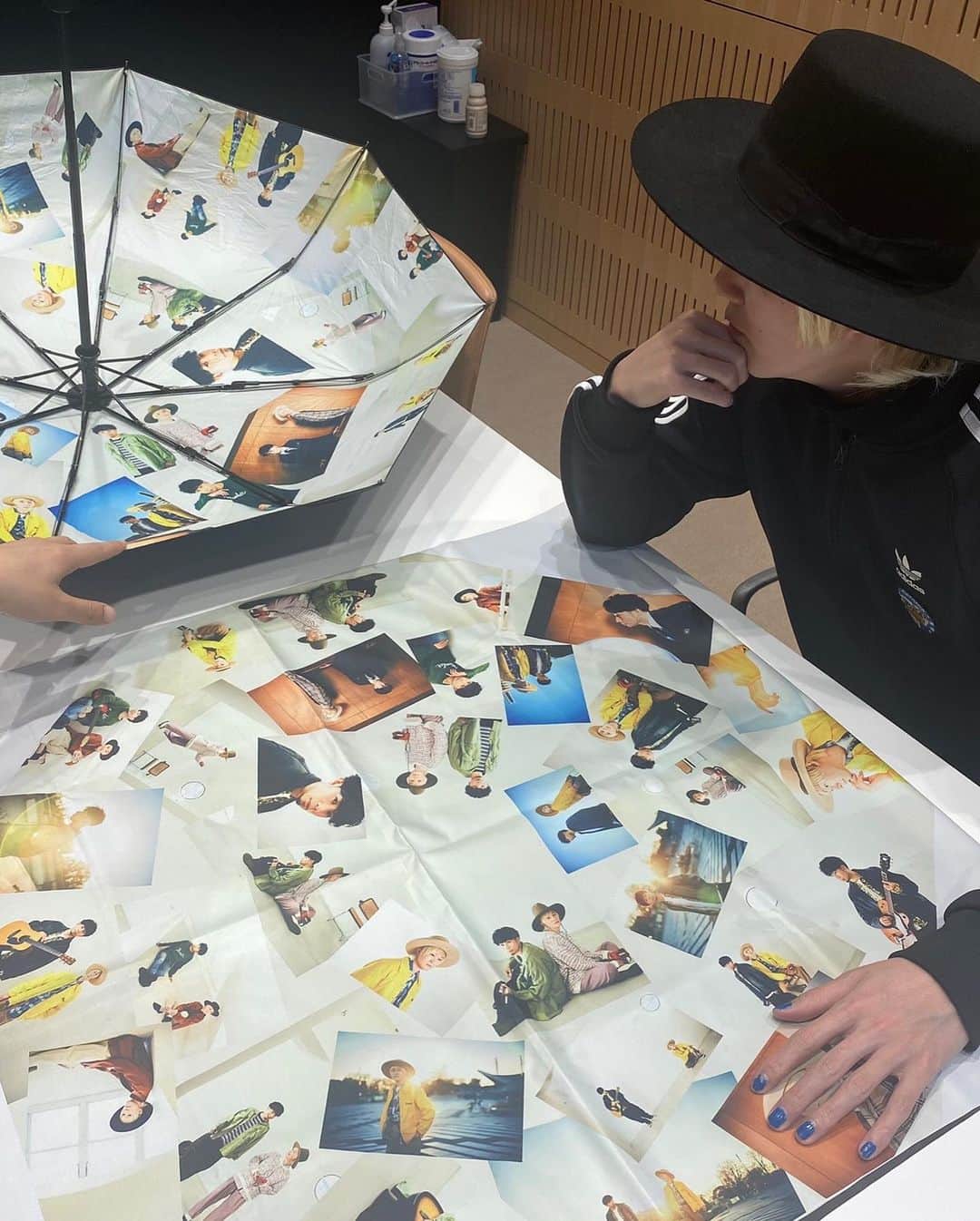 山田義孝のインスタグラム：「🔥🔥🔥 スーパーデラックス盤の特典の一つ✨ 折り畳み傘の色味を調整したりと日々少しずつブラッシュアップしてます👌🏻🔥 良いものを届ける為に試行錯誤💥💥💥 凄い良い仕上がりになりそう🙆🏼‍♂️ 楽しみにしててね😁✨  備忘録音　 スーパーデラックス盤（受注限定生産）  ●CD (Disc 1) 1. Monster　 2. YADANA　 3. 人間　 4. 東京　 5. こんな夏はいやだ　 6. 日曜日 7. 焼き魚　 8. 裸　 9. 夜な夜な　 10. もしもの話　 11. 音楽 ※ボーナストラックはありません  ●LIVE CD (Disc 2)「吉田山田13 周年記念ライブ@ 品川インターシティホール」 1. 〜Opening〜 2. ガムシャランナー 3. 希望とキャンディ 4. 約束のマーチ 5. 〜MC 1〜 6. かさぶた 7. 日々 8. 〜MC 2〜 9. 僕らのためのストーリー 10. 未来 11. 〜MC 3〜 12. てんてんてんて  ●LIVE CD (Disc 3)「吉田山田13 周年記念ライブ@ 品川インターシティホール」 1. 街 2. 〜MC 4〜 3. もやし 4. 証命 5. 好き好き大好き 6. 愛された記憶 7. 〜MC 5〜 8. もしもの話 9. 〜MC 6〜 10. YADANA 11. 〜MC 7〜 12. 音楽  ●特典 　・写真集「備忘録画」 　・スペシャルグッズ「どの向きでも吉田と山田と目が合っちゃう傘」  #吉田山田 #備忘録音 #焼き魚」