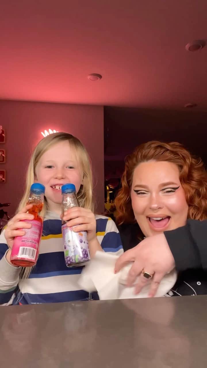 テス・ホリデーのインスタグラム：「Bowie’s Taste Test Episode 11: Asian Supermarket Snacks! This is by far the most unhinged and funny taste test we’ve recorded to date! I know I know it’s 10 mins long- but there are so many funny parts I wanted to leave a lot in! Bowie says “thank you for watching and he hopes you enjoy!” and if you do, please save and share so we can keep doing more of these! Lastly, Bowie isn’t a bartender in real life, I promise 🥲🤣 #hmart #hmartfinds #asiansnacks #yum #tastetest #bowiestastetest #momlife #momsofinstagram #comedy #stilllaughing」