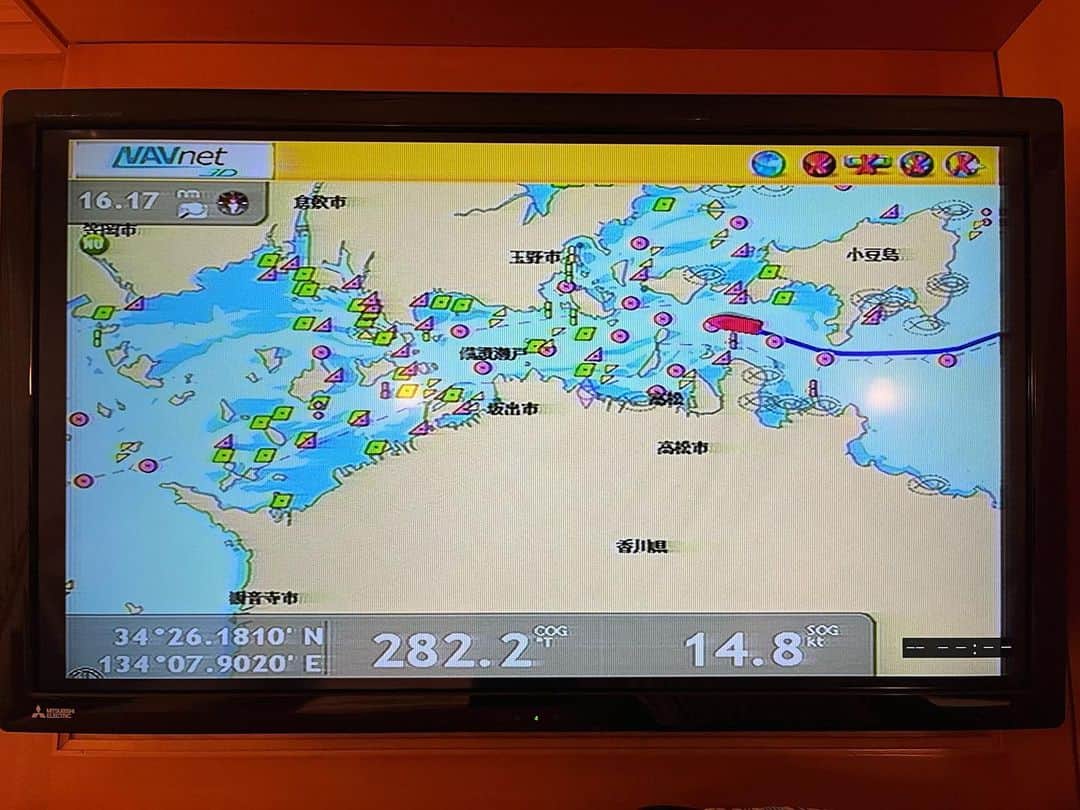 雅原慶さんのインスタグラム写真 - (雅原慶Instagram)「Cruise travelogue🚢PART.2  無事に出港しました〜  港を離れるときの夜景が綺麗でした。さすが神戸✨  神戸のトレードマーク、錨⚓️と市章の電飾も見えたり😲  さて、夜は、クラリネット奏者の花岡詠ニさん率いる  スウィングショッツというバンドのライブを拝聴。  往年のジャズ、スウィングやシャンソンの演奏♪  いわゆる、イケオジ？の皆様と呼んでもいいのかな…  奏者は、みなさん素敵なおじさまたち🎷🎹🪕🎶  安定の演奏技術と、経験が物語る表現力といいますか…  なんとも粋というか肩の力がぬけてるというか、  遊びながら音を奏でるようにサラッと楽器をあやつる姿が  めちゃくちゃ素敵でカッコよかったです。  (ライブは撮影禁止のため写真はありません。残念ですが、イケオジのイケてる演奏はご想像でお楽しみください。笑)  音楽に酔いしれた後はスタッフの皆さんと夕食を。  どれも美味しかったですが、個人的に特に美味しかったのは  焼き物の「牛ヒレ肉の朴葉焼き 舞茸味噌」と  小鉢の「昆布〆したヒラマサと茸の卯の花和え」。  食べることに集中しすぎて写真撮ることすっかり忘却🤪w  ちなみにメニューが書かれた献立の表紙のイラストは、  戦前に実際にあった大型客船のポスターだそう✨  デザインが可愛いかったので、可愛いデザートとパシャリ。  夜はラウンジで海を眺めながらゆっくり過ごせたりも🍸  23:30なう。  小豆島を通過〜  今夜は気持ちよく寝れそうです😌  続く…  #にっぽん丸 #雅原慶 #錨山 #神戸 #小豆島」2月28日 0時50分 - kei_miyahara