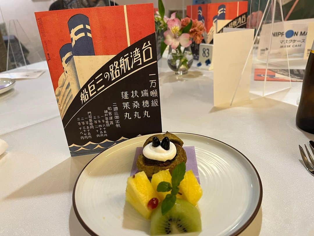 雅原慶さんのインスタグラム写真 - (雅原慶Instagram)「Cruise travelogue🚢PART.2  無事に出港しました〜  港を離れるときの夜景が綺麗でした。さすが神戸✨  神戸のトレードマーク、錨⚓️と市章の電飾も見えたり😲  さて、夜は、クラリネット奏者の花岡詠ニさん率いる  スウィングショッツというバンドのライブを拝聴。  往年のジャズ、スウィングやシャンソンの演奏♪  いわゆる、イケオジ？の皆様と呼んでもいいのかな…  奏者は、みなさん素敵なおじさまたち🎷🎹🪕🎶  安定の演奏技術と、経験が物語る表現力といいますか…  なんとも粋というか肩の力がぬけてるというか、  遊びながら音を奏でるようにサラッと楽器をあやつる姿が  めちゃくちゃ素敵でカッコよかったです。  (ライブは撮影禁止のため写真はありません。残念ですが、イケオジのイケてる演奏はご想像でお楽しみください。笑)  音楽に酔いしれた後はスタッフの皆さんと夕食を。  どれも美味しかったですが、個人的に特に美味しかったのは  焼き物の「牛ヒレ肉の朴葉焼き 舞茸味噌」と  小鉢の「昆布〆したヒラマサと茸の卯の花和え」。  食べることに集中しすぎて写真撮ることすっかり忘却🤪w  ちなみにメニューが書かれた献立の表紙のイラストは、  戦前に実際にあった大型客船のポスターだそう✨  デザインが可愛いかったので、可愛いデザートとパシャリ。  夜はラウンジで海を眺めながらゆっくり過ごせたりも🍸  23:30なう。  小豆島を通過〜  今夜は気持ちよく寝れそうです😌  続く…  #にっぽん丸 #雅原慶 #錨山 #神戸 #小豆島」2月28日 0時50分 - kei_miyahara