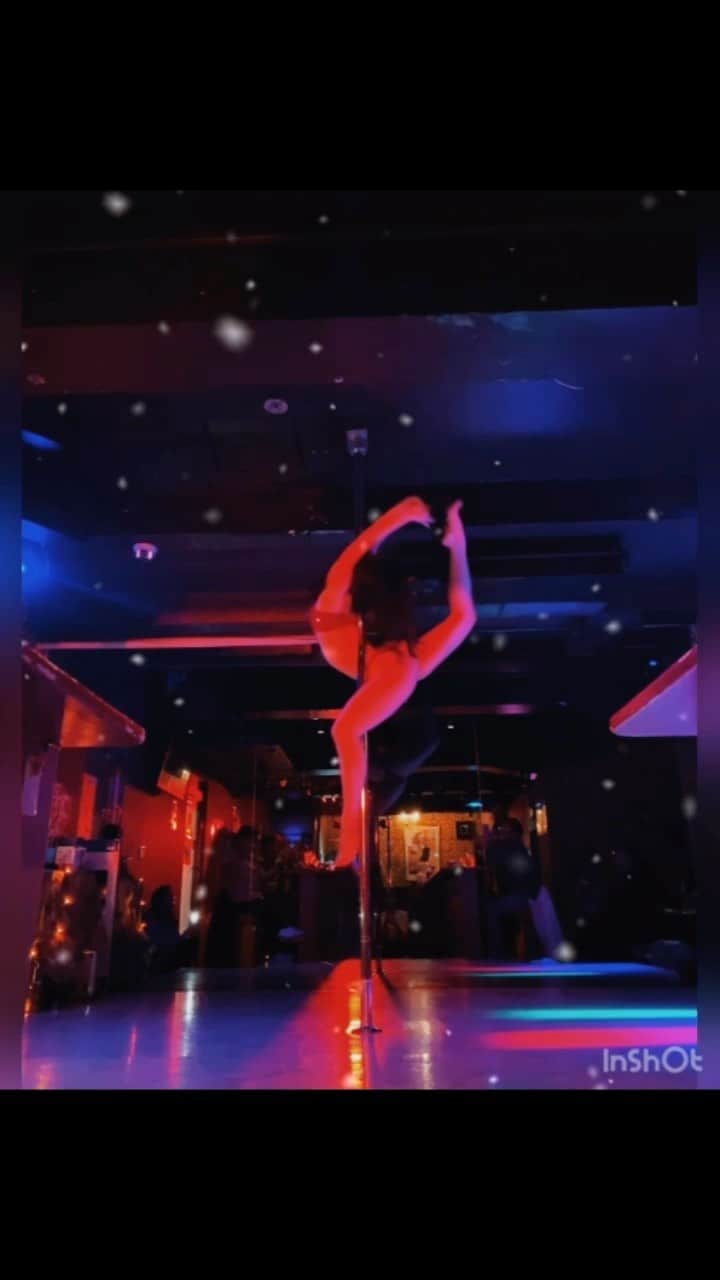 SHIRAISHIMIHOのインスタグラム：「This year, I would like to incorporate my ongoing training into my pole dance shows to make them even more powerful. I am getting closer and closer to my ideal image, so I would like to spend more time training so that I can get a little closer.  今年は、続けてるトレーニングを普段のショーに取り入れてさらにパワーアップしたショーを作りたい。 自分の理想像に少しずつ近づいてきているからもう少し近づけるようにトレーニングの時間も増やしたいな。 ショーの臨場感消したくないからショーの音源のままにしてみました🙇‍♀️ #poledancerlife #poledancer #poledanceshow #pdeagle  #exoticpoledancer  #ラヴイズオーバー」