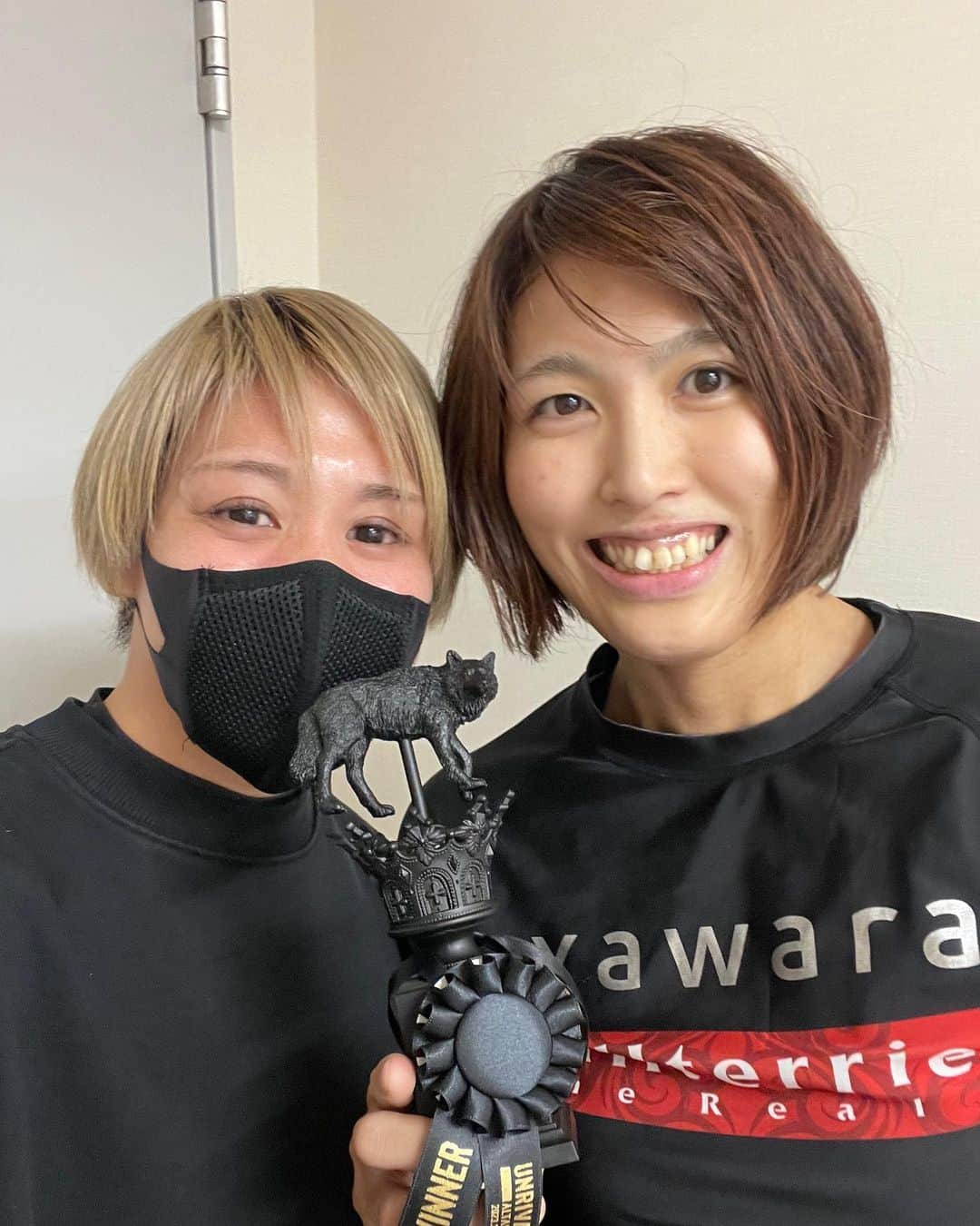 渡辺華奈さんのインスタグラム写真 - (渡辺華奈Instagram)「. 2/26 #UNRIVALEDALTANA グラップリングマッチ  実業団柔道部時代の同期、中山有加（YAWARA所属）のセコンドに付かせてもらいました。 体格の勝る相手に腕十字で一本勝ち🔥 . 彼女は柔道で全日本チャンピオン経験もある凄い柔道選手でした。 引退後はチームのコーチとして活動していましたが柔術で世界チャンピオンを目指す為、昨年会社を辞め現役復帰しました。 . 競技は違うし柔道の実績は私より全然上だけど、同じような道を歩んでる。 一緒に頑張ってきた仲間の新たなチャレンジを近くで見れて感慨深くとても嬉しかった。 . ちなみに私はセコンドとしては何もしていません🤣 . 私たちは引退しなければいけなかったけど、まだ戦いたい。 その思いを捨てきれなかった。 . すみさん、おめでとう🎊 共に世界一目指して頑張ろう！ . .  #柔術 #グラップリング #柔道 #jujutsu  #mma #mmafighter #judo #総合格闘技 #女子格闘家 #筋肉女子 #羽生チルドレン #JR東日本」2月27日 23時35分 - kana_0821