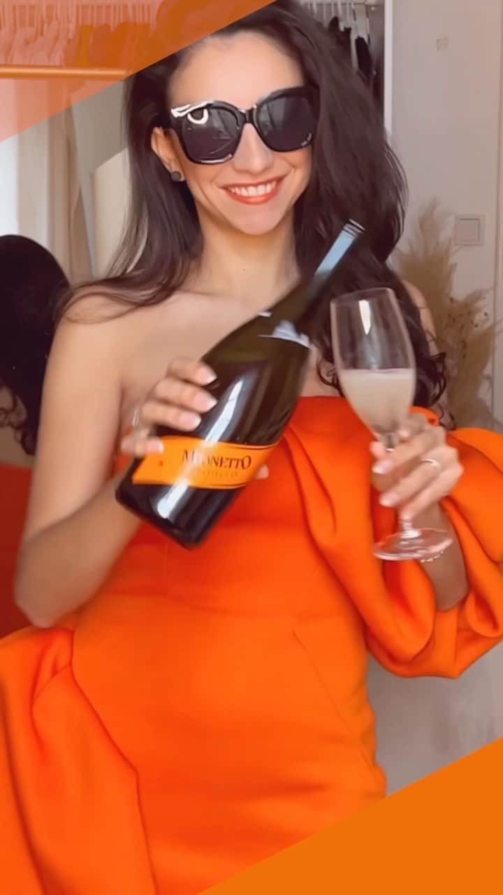 Mionetto Prosecco Deutschlandのインスタグラム：「🍊Orange Power Monday🍊 ist der beste Start in die Woche! Lasst uns mit italienischem Flair positiv in die neue Woche starten! 🤩 *Anzeige/ Kooperation*  #surething #mionetto #mionettoprosecco #orangesoul #aperitivo #reels #prosecco」