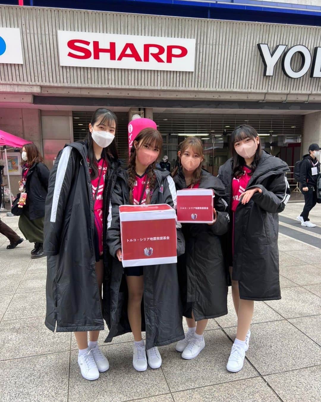 のインスタグラム：「''KANSAI COLLECTION 2023 SPRING & SUMMER''に セレッソ大阪がブースとして初出展することが決定いたしました！！  3/4 京セラドームで開催です🌸  関西コレクションにサッカーチームが登場するのは初めて✨  関コレ限定のセレッソフォトブースでは選手パネルやセレッソグッズと一緒に撮影できます📸  さらに！キックターゲットで高得点を取った方には試合にご招待など豪華な景品があります🎁  ロビー、ロビーナにも会えるかも！？🐺❤️  応援ナビゲーターも駆けつけますのでぜひぜひ会いに来てください💕」