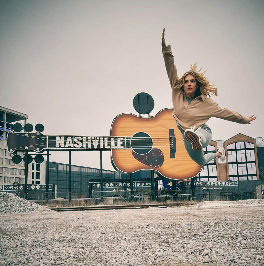 キャサリン・ウィニックさんのインスタグラム写真 - (キャサリン・ウィニックInstagram)「Nashville bound…🤍」2月28日 0時42分 - katherynwinnick