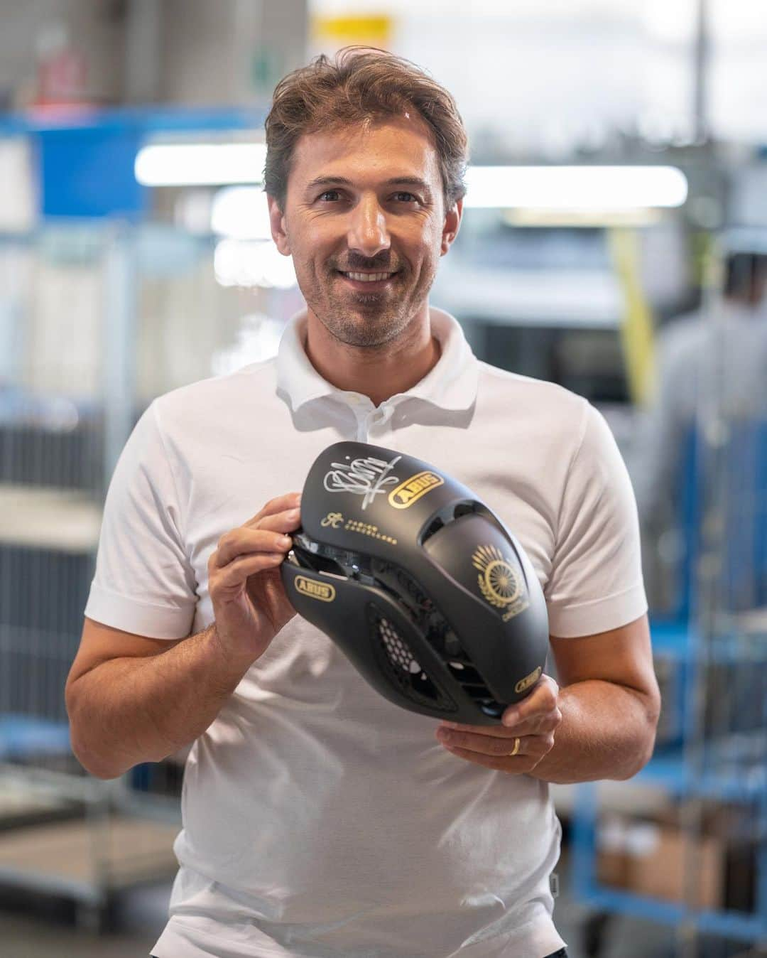 ファビアン・カンチェラーラさんのインスタグラム写真 - (ファビアン・カンチェラーラInstagram)「Throwback to to my fist visit in the innovative helmet factory of @abus_cycling in Northern Italy, some weeks ago. It’s always exciting to get behind-the-scenes and gain insights on how the products are made. 🤩 How do you like their new model «PowerDome, Made in Italy»?  📸@terragraphy #TeamCancellara #performanceprotection」2月27日 15時45分 - fabian_cancellara