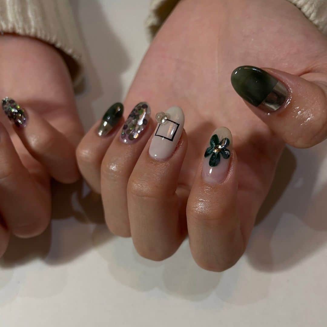 水戸由菜さんのインスタグラム写真 - (水戸由菜Instagram)「・ New nail  全体的に濃い緑  クリアな玉が一つだけ立体なのが可愛いの🫧  @y_u_k_a_nail    #みとゆなのねいる」2月27日 15時47分 - yuna_3047
