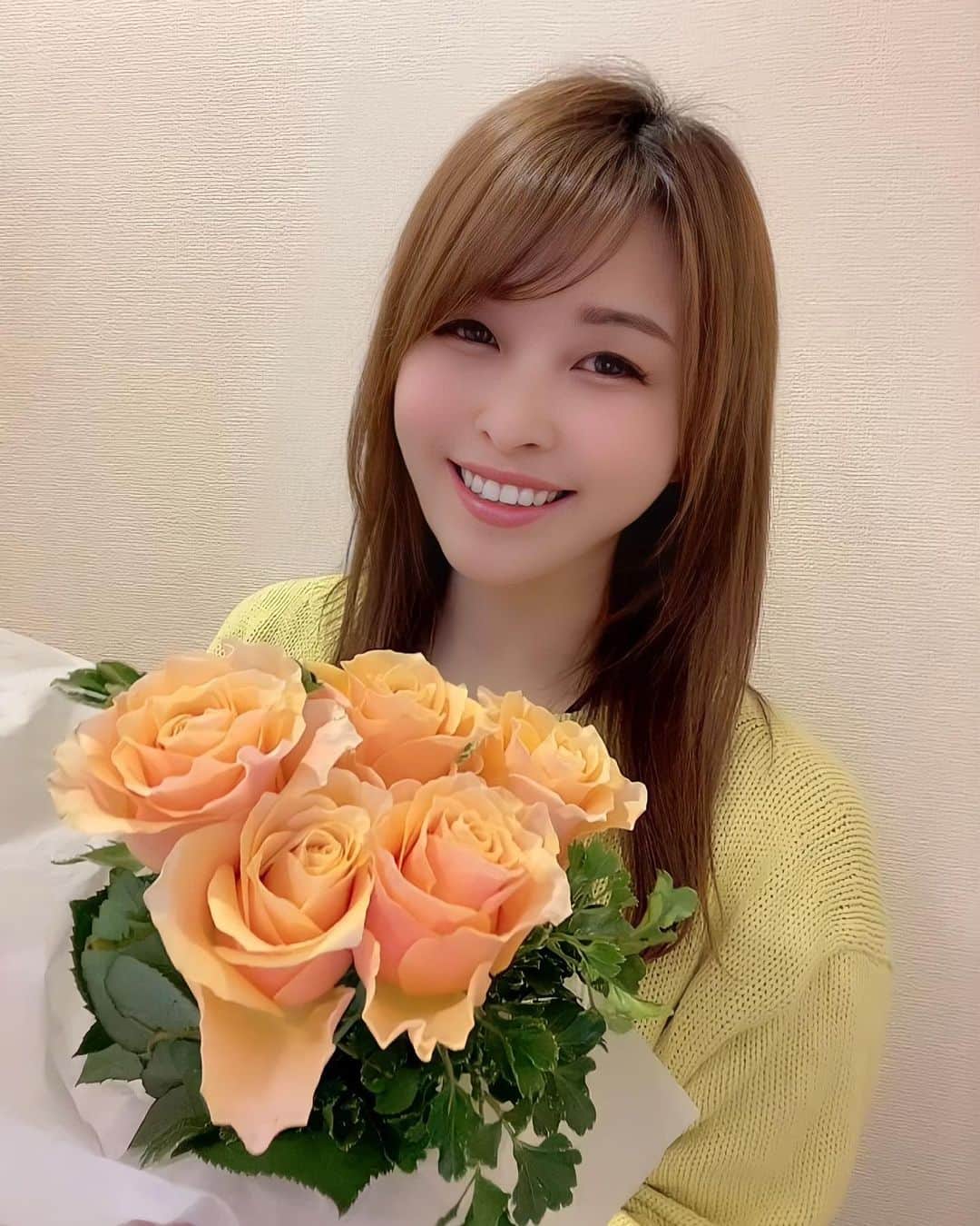 mikaのインスタグラム：「♥︎︎∗︎* #お花のある暮らし 💐  月1でお花のプロが厳選したお花を送ってくれる定期便の @moafura_official ✨  今月は大好きなオレンジのバラの カルピディームとポリシャス💐  最近なにかとオレンジにご縁があるみたい🧡 フリルみたいなグラデーションの 花びらがとっても可愛い✨  #moafura #モアフラ #お花の定期便 #バラ花束 #バラ定期便 #バラサブスク #バラギフト #flower #おまかせ定期便 #ポリシャス #カルピディーム #💐 #お花のある暮らし #バラ #🌹 #今この瞬間を生きる」