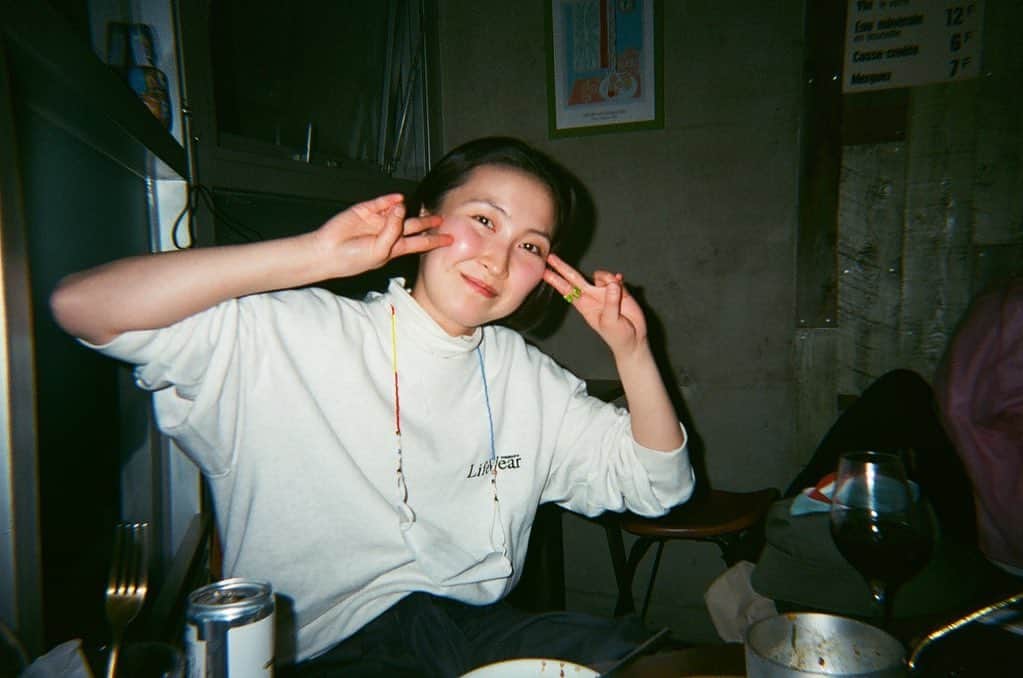 平川はる香のインスタグラム：「⁡ film…📷 ⁡  全然詳しくないけど、粗さとか光の感じが カメラによってなのか、フイルムによってなのか 微妙に違うの面白いナ🫰🏻 ⁡ ⁡ ななちゃん @kaede_nananana が撮ってくれました🙆🏻‍♀️  ⁡ #film #filmcamera #filmphotography」