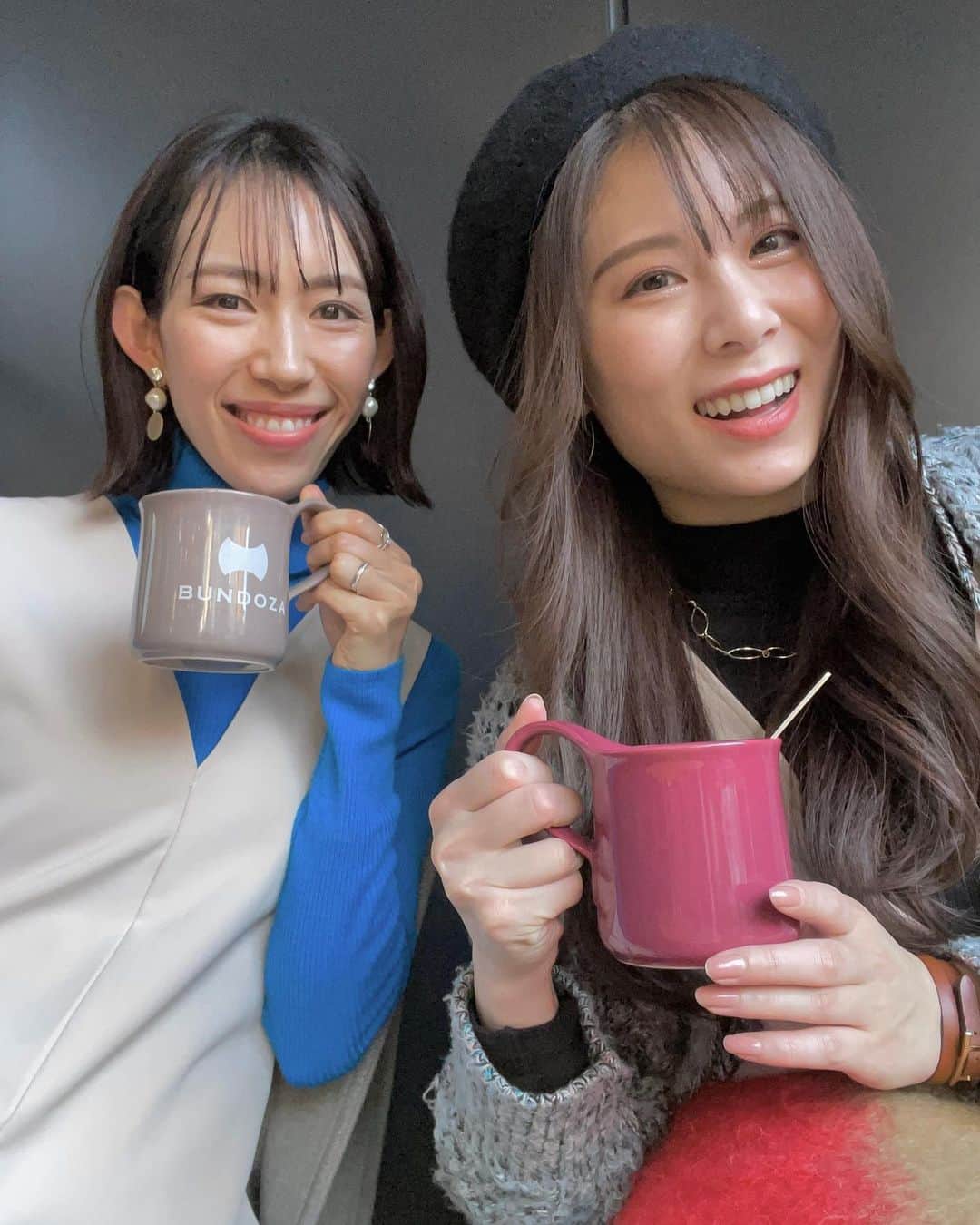 ゆりあのインスタグラム：「ひさしぶりの由佳ちゃん☕️ 出会って5年とか？だけど 会話の内容が大人になりました笑 なんだかおそろコーデでした♡  .  .  #双子コーデ #おそろいコーデ #たまたま #おそろい #bundoza #ブンドーザ #squarehotelginza #squarehotel #ザスクエアホテル銀座 #銀座カフェ #東京カフェ #東京カフェ巡り #銀座カフェ巡り #抹茶ラテ」