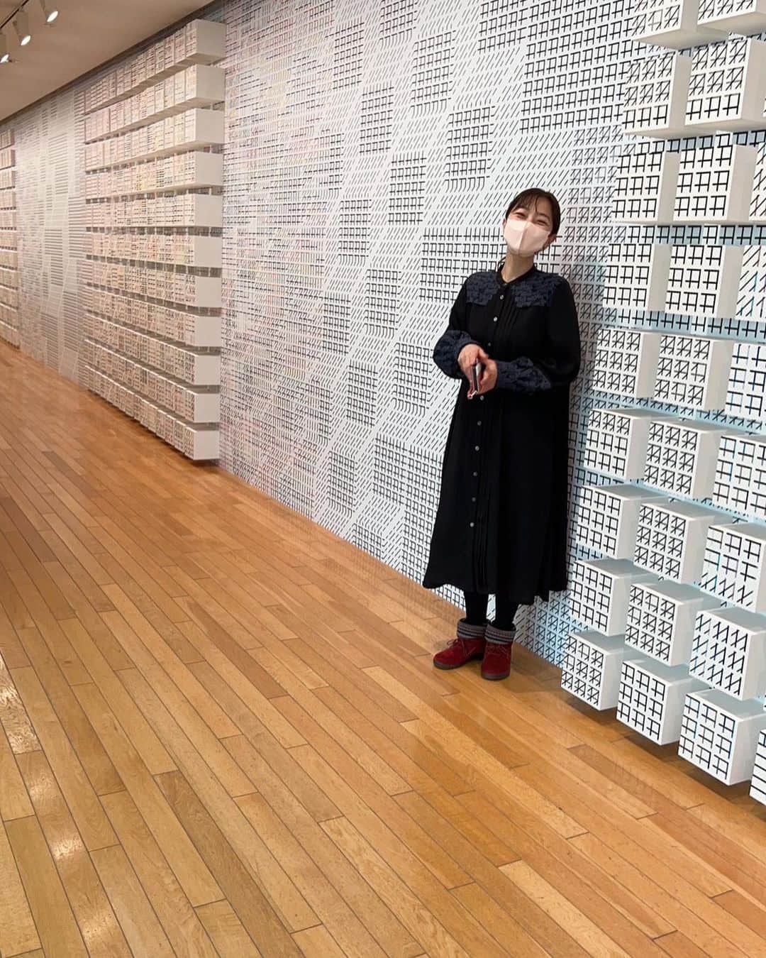 平田裕香さんのインスタグラム写真 - (平田裕香Instagram)「美術館で気づいたら眠りこけていました。  東京オペラシティアートギャラリーで開催されている『Sit, Down. Sit Down Please, Sphinx.：泉太郎』展へ行ってきました。  ロッカーで荷物を預けるよう受付で言われ、ロッカーを開けると中になにやら茶色い巾着が入っています。その中に入っている白いマントをかぶるよう指示を受け、 展示を見てまわります。 展示されているものはOFFモードの仮病を使っている作品たち。  その次は1人ずつの体感アートの予約をしてテントの設営。 無数のテントが設営され、使用されていないものは解体されてまた新しくその場に新しい人のテントが設営されていくようです。 予約の順番待ちがおよそ1時間後くらいとのことで、テントに引きこもって過ごすことにしました。 会場の外に出て待つことも可能のようでした。  テントの中で膝を曲げて見上げたその景色も、アートの一つだったわけです。 そして、その作品の中にいるといことさえも、作品の一部だったわけで。  これはね、面白かったなぁ。  常設展も見応えがあり、スタッフや警備のの皆さんもとても親切な人たちでした。  良い経験できたー！  写真は渡辺弥咲ちゃんがとってくれましたー  #東京オペラシティアートギャラリー  #泉太郎  #川人綾  #art  #体感型アート」2月27日 15時59分 - hirata_yukaco