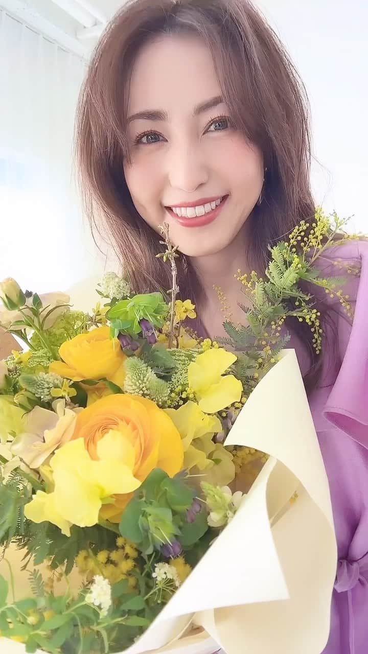 有村実樹のインスタグラム：「💐 今日は、満を持して4月に発売される大人百花( @otona_hyakka )の撮影。 待ってました！という人も多いのでは☺️ ⁡ ⁡ 撮影終わりにミモザが入った花束をプレゼントしていただきました。 ⁡ お家がお花で溢れていて、ひと足先に春の気分です。ありがとうございます。 ⁡ ⁡ 明日からはさらに気温が上がるみたいだし、テンション上がるな〜♡ ⁡ ⁡ ⁡ ⁡ ⁡ ⁡ #スキンケア #美容 #美容好きな人と繋がりたい #メイク #コスメ #コスメ好きさんと繋がりたい #美容研究家 #植物療法士 #有村実樹 #大人百花 #撮影」