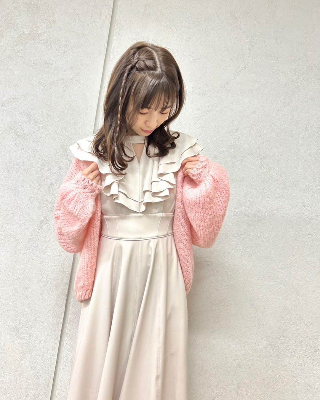 小泉遥香さんのインスタグラム写真 - (小泉遥香Instagram)「.  ⸜🌷︎⸝‍  君にとっての1番でありたい  ある曲の歌詞のすごく好きなフレーズ。 なんの曲かわかる？😆😆😆  #おはる #小泉遥香 #はぁ  #私服 風衣装 #ピンク #カーディガン #ワンピース #ヘアアレンジ #三つ編み #ヘアアレ #コーデ #コーディネート #コーディネートはこーでねーと」2月27日 16時19分 - haruka_koizumi_official