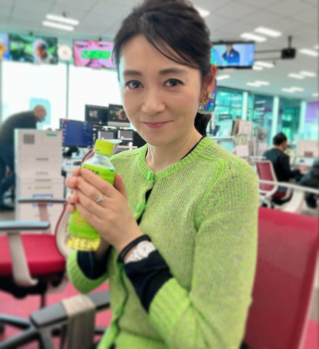 水原恵理のインスタグラム：「本日の衣装とドリンク…非常に似ている」