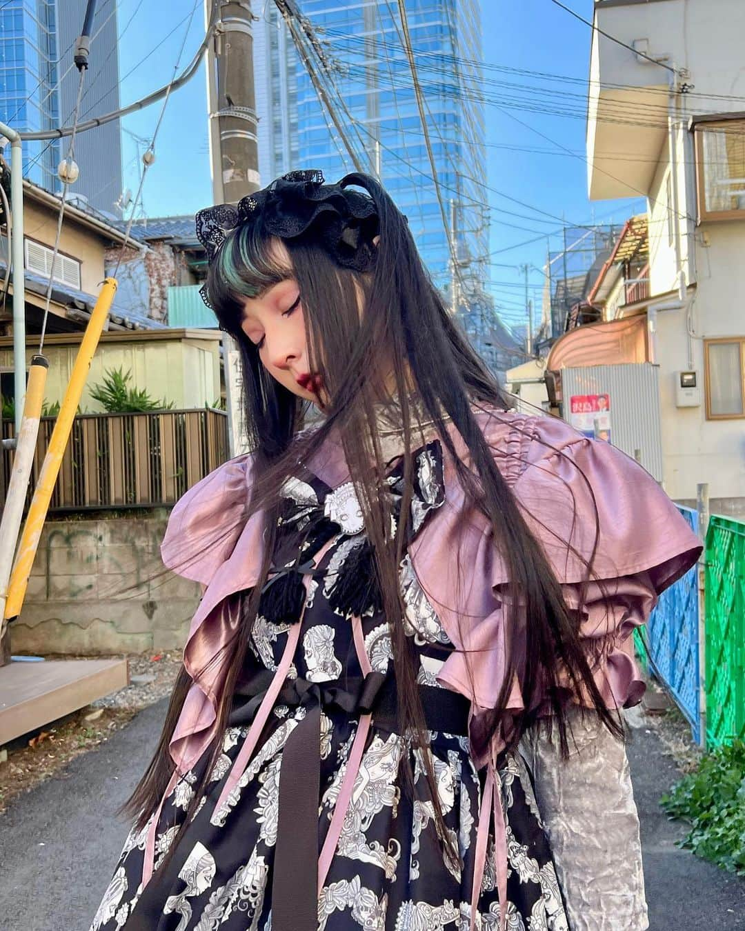 RinRinさんのインスタグラム写真 - (RinRinInstagram)「It was a windy day 🌬 the seasons are changing 🌸 風強かったー🍃季節の変わり目🌸  #rinrinmakeup Foundation: #shuuemura  Eyeshadow: #lunasol Eyeliner: uzu Lips: Jill Stuart   🐰 #rinrinootd  Top: #rurumu #縷縷夢 @rurumu.official  Dress & Ribbon: #rougeligne @rouge_ligne  Headdress: #atelierpierrot @atelier_pierrot  Earrings: #chel4krass @chel4krass  Rings & mask chain: #lumirevebyrinrin @lumirevebyrinrin  📸 by @emiomashi   #rinrindoll #japan #tokyo #harajuku #japanesefashion #tokyofashion #harajukufashion  #コーデ #今日のコーデ #原宿 #ootd #lolita #lolitafashion #lolitastreetstyle #lolitastreet #ロリィタ　#ロリィタファッション #ロリータ #原宿系 #ストリート系」2月27日 21時00分 - rinrindoll