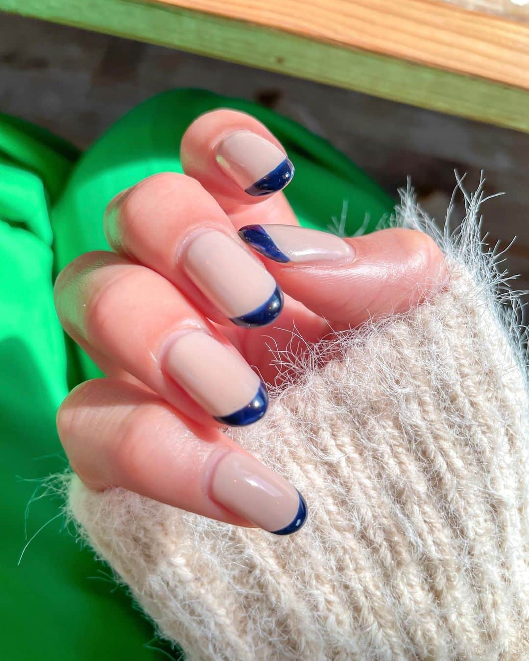 瀬口かなのインスタグラム：「ネイビーフレンチ💅 ベースはヌーディなベージュに。 お気に入り〜🤍 ⁡  #nails #ネイルデザイン #ジェルネイル #シンプルネイル #フレンチネイル」