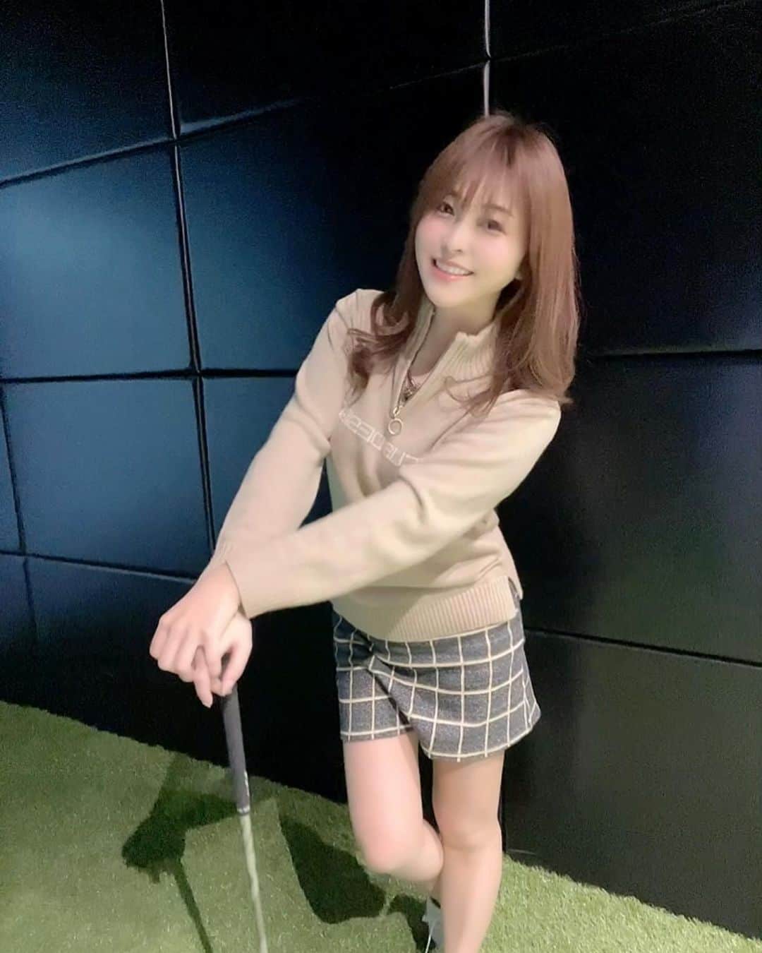 mikaのインスタグラム：「♥︎︎∗︎* @rizap_golf ⛳️  5回目はフルショット編🏌️‍♀️  1度の動作に意識する事が3つ以上なると 何かを忘れちゃう😂  レッスン中は、謎に調子良くてすぐに 出来ちゃたりするけどラウンド行くと 忘れて全然出来てないから 意識しなくても身体が自然に動くように 反復練習必須だね💫  早く覚えられるように バットで素振りの宿題がでたよ📝 引き続き頑張る！！  #ライザップゴルフ #ライザップ #ライザップ10周年 #rizap #rizapgolf #golf #ゴルフ #ゴルフ女子 #ゴルフレッスン #アイアン練習」