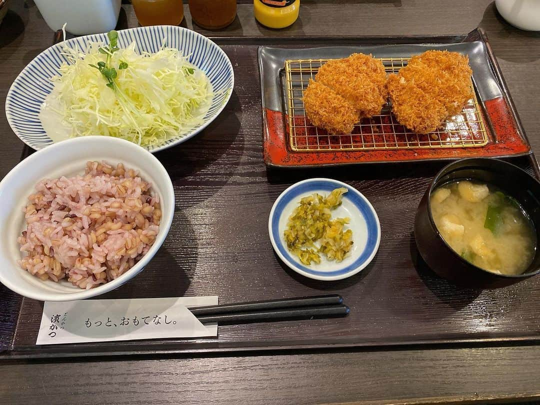 村川翔一のインスタグラム：「#宮崎ランチ 『とんかつ　濱かつ』  いつもかつ丼だからヒレかつ御膳は初  ぶらぶら漬、好き！ #宮崎 #宮崎グルメ #恒久　  #濱かつ #とんかつ #ヒレかつ #御膳 #定食 #ぶらぶら漬」