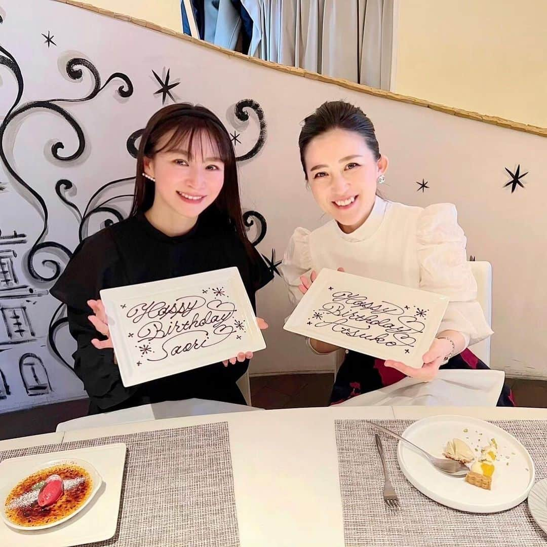 来栖あつこさんのインスタグラム写真 - (来栖あつこInstagram)「スキンケア番長とランチ🍽  昨年から内服はじめたって話は この間もインスタに書きましたが・・・ 沙織ちゃんにスキンケア事情をきいて 遂に「ピコレーザー」も年末から スタートしておりますの♡  ピコは、毎回施術後に動画を 撮影して肌の状態の映像を ストックしているので、 半年間やってみてYOUTUBEに UPします。 長期戦だわｗｗｗ  わたしたち、誕生日が一緒なので ランチの最後にバースデープレートを 添えてもらったんだけど・・・ 私たちの会話で察してくれたお店の スタッフさんが、まさかの私の プレートまで追加で書いて持って きてくださいました。 なにこのホスピタリティ★★★★★  かわいこちゃんと、素敵なレストランで・・・ 実に気分のいいランチタイムでした✨  沙織ちゃんから、お気遣いで イニシャル入りのハンドタオルを 頂いてしまったよ🥹 なんなん！？もー！  最後に、銀座で見かけた 海外からのポケモントレーナー 載せときます😂イーブィ  #ahill #銀座 #銀座ランチ　はアポロかアヒル♡  #私の友達みんな美人さん #美人なだけじゃなく性格も抜群なんだから #それが自慢なのです #えっへん！ 重度の　#花粉症　🌸👃 #リス顔 #猫顔 #たぬき顔 #atsukokurusu #来栖あつこ #アヒル口」2月27日 17時02分 - atsukokurusu