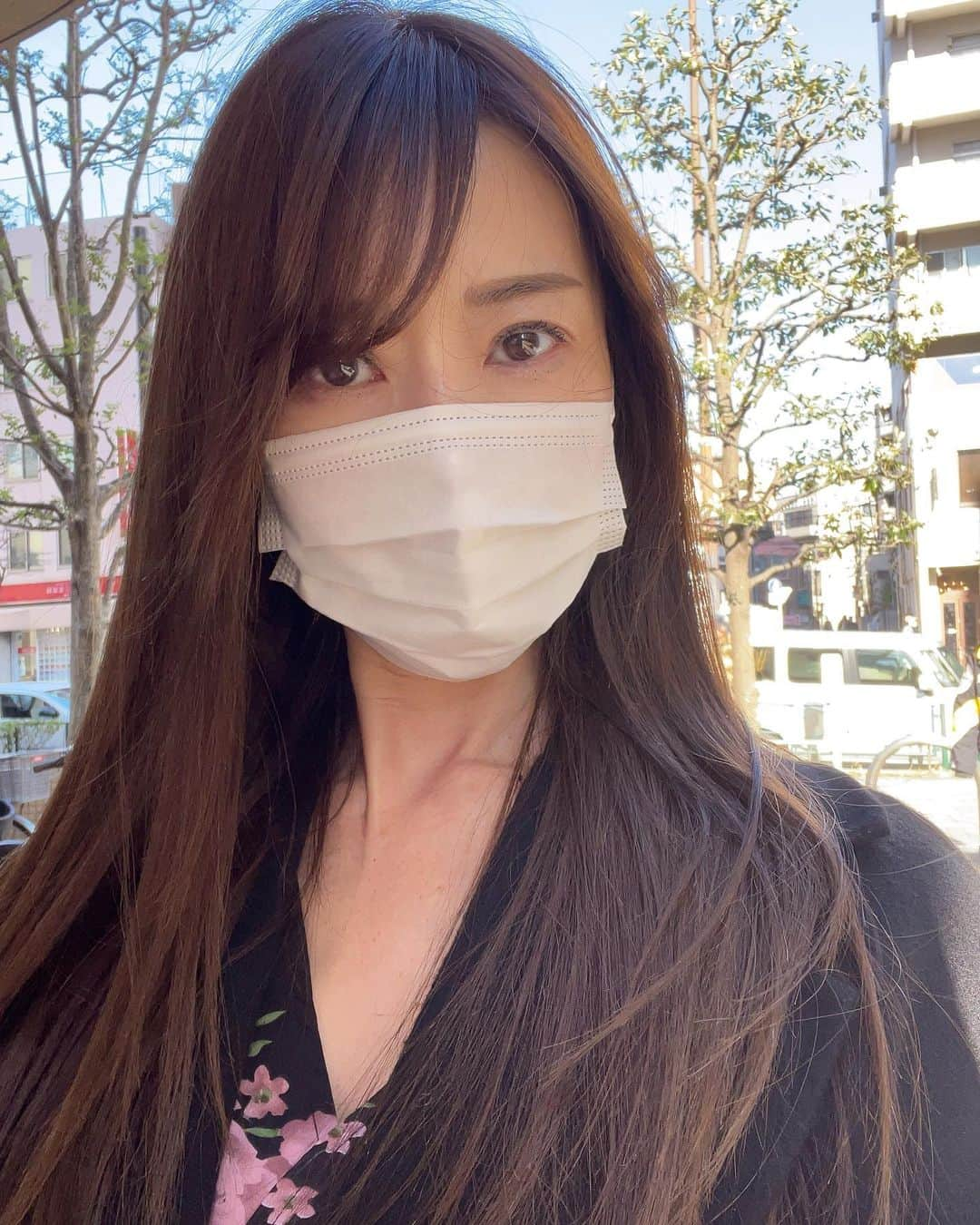 渋谷恭子さんのインスタグラム写真 - (渋谷恭子Instagram)「#ヘアドネーション で今年の夏〜秋くらい⁉️にショートヘアにする予定だけど  そうなった時に暗髪はイヤだから 今から少しずつ明るめカラーにシフトしていく🙌  分け目も変えて、前髪も斜めにおろしてみた 前髪以外はさらさらストレート仕上げ！  #直毛 #ストレート #ストレートロング #ストレートヘア #前髪 #前髪カット #イメチェン #ロング #ロングヘア #アラフィフ #アラフィフ女子 #アラフィフママ #アラフィフライフ #主婦 #主婦の日常 #10トーン #10レベル #暗髪卒業」2月27日 16時59分 - kyoko.86