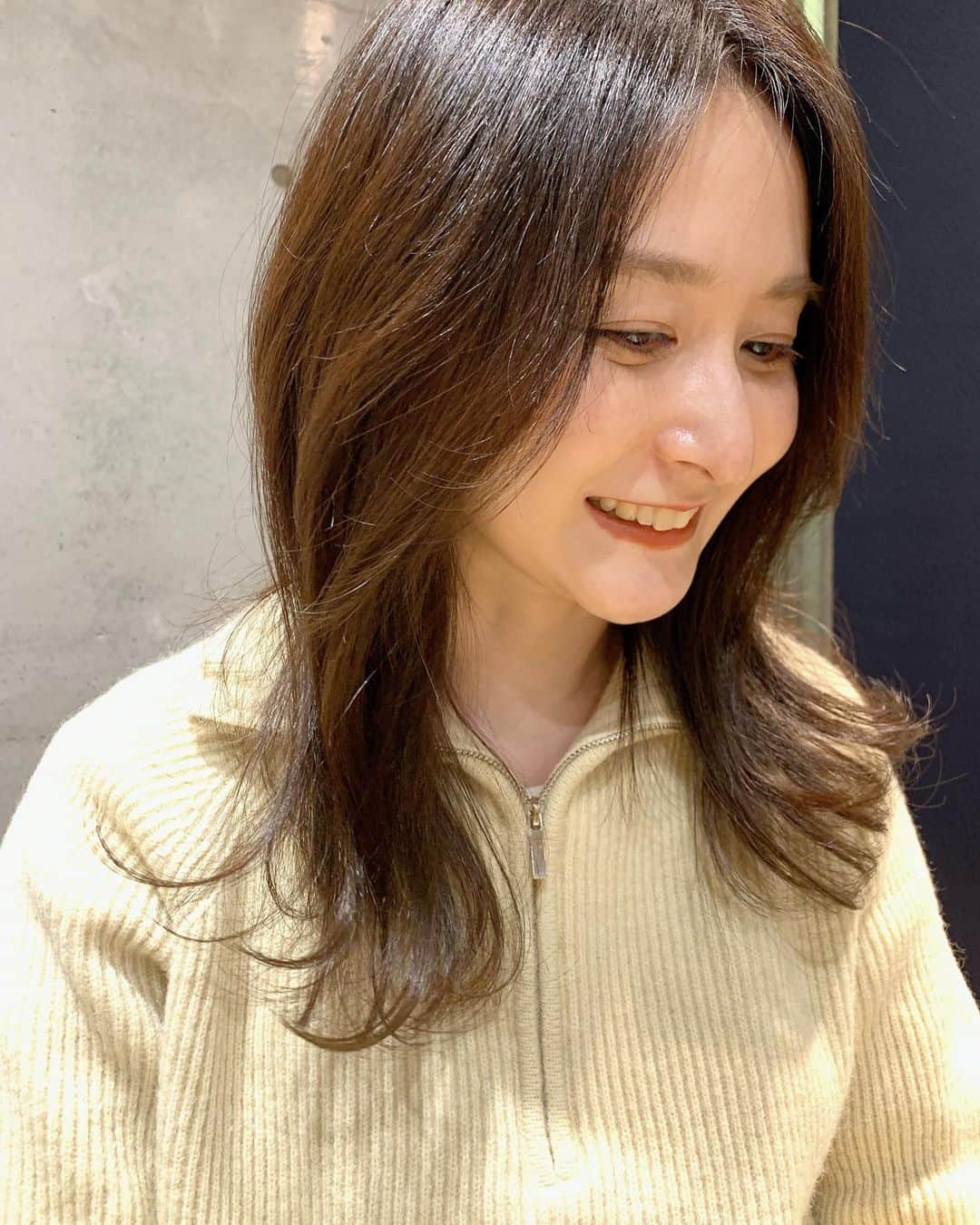 のインスタグラム：「. 花粉、大丈夫ですか⁇  私は最近、植物療法士の方が作られている @the.little.sunshine_  のハーブティー （花粉症の方向けのブレンドのやつ）を 飲み始めてから花粉症の薬を飲まなくてもいいくらい 症状が緩和されて驚いております🤭  いつも通っているヘアサロンWOMANでお取り扱いが 始まったのをきっかけに知りました✨  他にも女性特有のお悩みに合うハーブティーもあって、 気になっているのでヘアサロンに行く事に他のも試して いこうかなと☺️❣️  カウンセリングもされているそうなので、気になった方は @the.little.sunshine_  さんのアカウントからサイトに とんでみてください🧡  ヘアーはいつもお世話になってる ✂️太田さん🎨伊藤さん ありがとうございます🙏  #ハーブ#ハーブティー #植物療法士 #thelittlesunshine #花粉症#花粉対策 #ヘアサロンwoman  #代官山美容室 #美容#ヘアケア#ヘアスタイル」