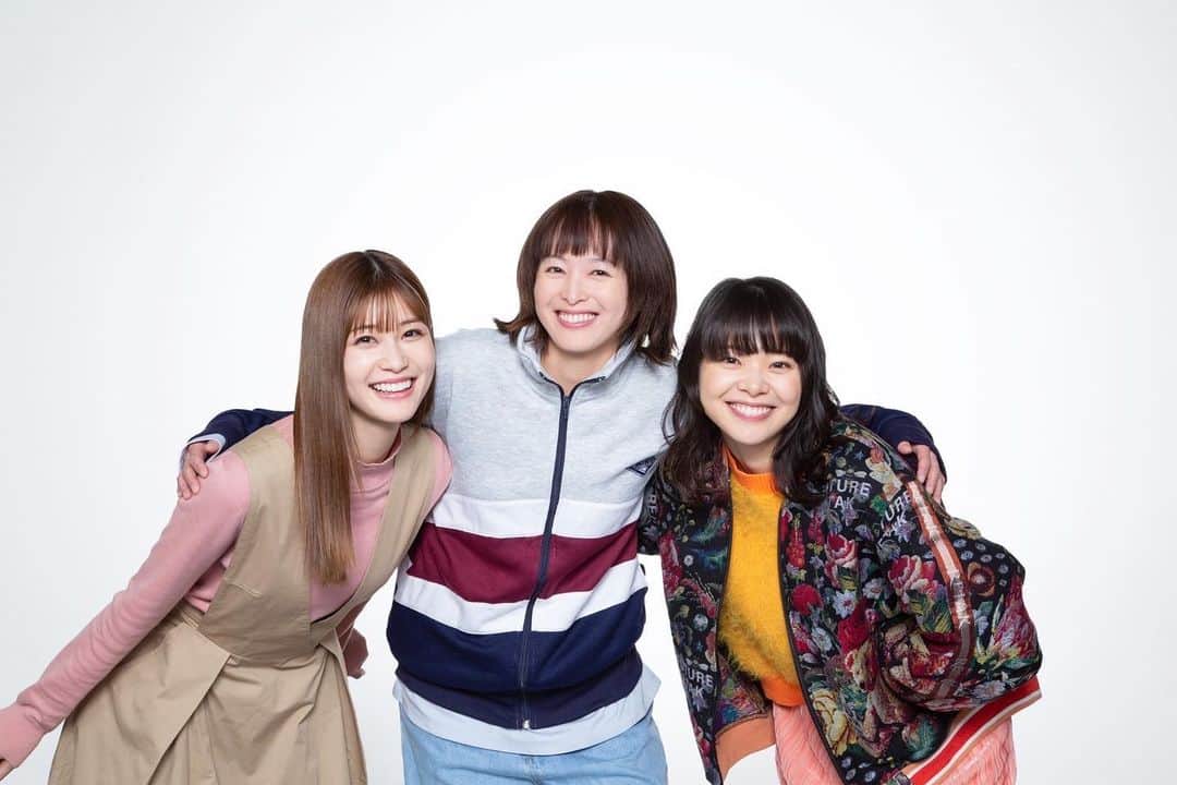 清野菜名のインスタグラム：「4月から始まります。  ドラマ『日曜の夜ぐらいは...』  ぜひみてください♡  おつかれーらいす☺︎」