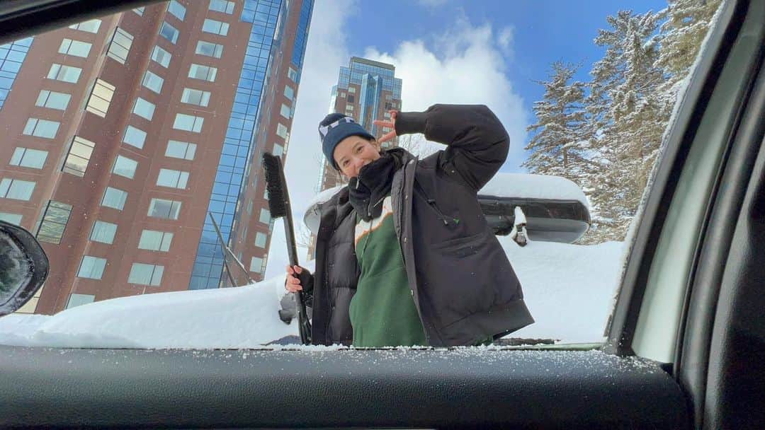 のインスタグラム：「実家にいる時は熱湯かけて一気に溶かしたいと思ってた雪かきも、久しぶりだと案外楽しかった😆💕  #道産子 #雪かきできるもん #この後吹雪く」