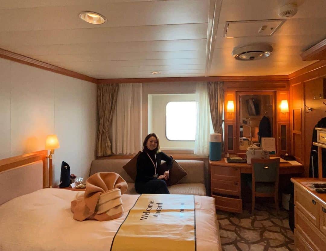 雅原慶さんのインスタグラム写真 - (雅原慶Instagram)「Cruise travelogue🚢PART.1  明日のクルーズライブに向けて、  豪華客船 にっぽん丸に乗船しました！  本日より2泊3日、航路は神戸〜瀬戸内海。  神戸港で最後のPCR検査を無事に終え、  ただいま乗船して出港を待っているところです😚  船内には素敵なエリアや楽しめる施設がたくさんあるので  三日間、がんばって色々写真アップしたいと思います🤩笑  まずはお部屋。  心地よくて素敵なお部屋です✨  毛布が貝殻模様？！🐚  さすがマリーンクルーズですね🐳🚢🌊  お部屋からも海が眺められて、最高です。  お天気良くて何より。  続く…  #にっぽん丸 #にっぽん丸クルーズ  #雅原慶」2月27日 17時45分 - kei_miyahara