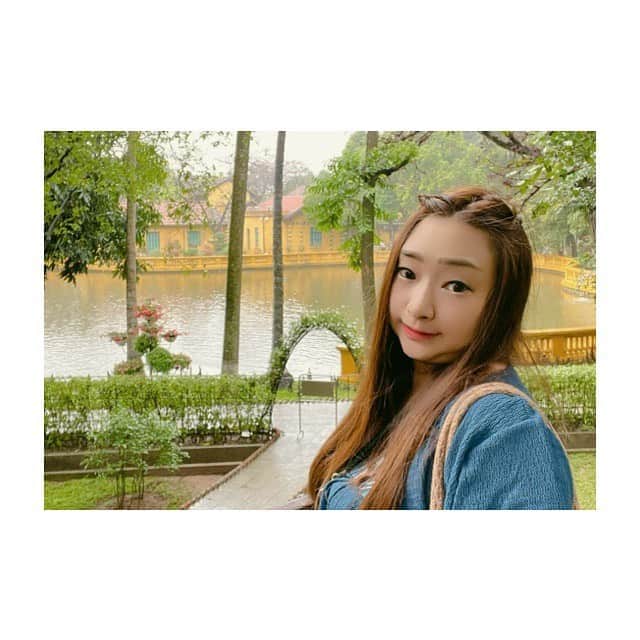 MANAMI SASAKIのインスタグラム：「・ ベトナム4日目🇻🇳 ・ ベトナムの全お札に載ってらっしゃる、 ・ ホーチミンさんのお家をバックに🫡☀︎ ・ ハノイに寄った際は、 ・ ホーチミン廟も尋ねること必須🙆🏼‍♀️ ・ どうして全部のお札になってらっしゃるのか、 ・ どうしてこんなにも至る所にホーチミンさんの銅像が置かれているのか、 ・ ホーチミンさんがどんな人なのかも、 ・ ベトナムの歴史的背景を知らなくても、 ・ 肌で感じる場所だった、 ・ 行ったことある人わかると思うけど、かなりの衝撃を受けますね ・ ホーチミンさんという実在した人格者を崇めてらっしゃる国だから、 ・ 東南アジアの中でも重犯罪が少ないのかな？とか思ったりして。 ・ 改めてベトナム来てよかった〜って 思ったよ🪷 ・ そしてホーチミンイエローが好きな色ドンピシャすぎる🥰 ・ ・ ・ #海外旅行 #世界遺産検定  #世界遺産検定1級 #写真好きな人と繋がりたい #海外旅行好きな人と繋がりたい #ベトナム #vietnam  #ホーチミンさん  #素敵  #ホーチミン廟  #traveltheworld  #travelphotography  #travel」
