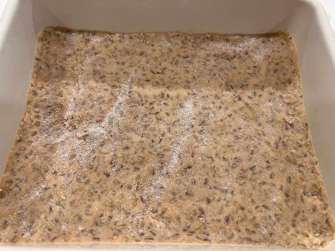 中澤裕子のインスタグラム：「⭐︎⭐︎  久しぶりの味噌作り。  何回目かな。  前回、発酵が進み過ぎて上手に出来なかった。  今回は美味しく出来ますように☺️  お味噌作りは 娘が嫁ぐ時、伝えたい。 息子は、 お嫁さんの味を大切にすれば良い。  どちらも、結婚したらの話。 まだまだ先の話。  お味噌を作る機会を 作ってくれたお友達に 本当、感謝してます✨  #手作り味噌 #家の味になれば嬉しい #上手に出来上がりますように   #裕子のあれこれ」