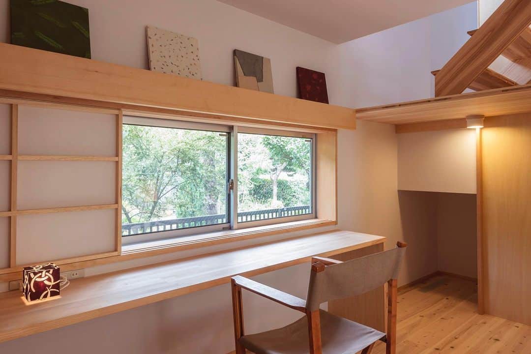 のインスタグラム：「＼ お 知 ら せ ／  📅 3/4 sat. 10：00-16：00 🏡 注文住宅　完成お披露目会 🚶‍♂️ イコロの家　武蔵村山市 ⏰ 時間帯予約制  完成お披露目会を1日限定開催いたします。  イコロの家はお#建て替え 。 自然との繋がりを意識。 周辺環境にそっと寄り添うように しずかにその土地に佇みます。  #ウッドデッキ 、大きな窓を介して ソトと一体化した開放的なリビングからは 季節を感じる様々な木々が臨めます。  『豊かな暮らしと住まいの性能』を 全身で感じられるお住まいです。  この機会にどうぞご来場くださいませ！  ■ 敷地面積：約34坪　延べ床面積：約27坪 ■ 地上二階建て＋ロフト ■ #耐震等級3 等級 ■ 東京ゼロエミ住宅 ■ #パッシブ冷暖 -ふじまちテラス仕様-導入　など  ※ 写真は実際の建物とは異なり、イメージに近いものを使用しています ※  ･････････････････････････････････   《みんなでつくるいえ、みんなでまもるいえ。》  #東京都 #西東京市 の地域工務店、岡庭建設です。  資料請求・お問い合わせ先は プロフィールのURLからどうぞ📩 ▶︎ @okaniwastyle   施工事例や住まい手さまの暮らしぶりが見れます📷 ▶︎ #岡庭建設 #okaniwastyle   リノベーションのご相談はこちら🏠 ▶︎ @okaniwa_reform_koubou   ･････････････････････････････････   #注文住宅 #分譲住宅 #家づくり#大工 #職人  #パッシブデザイン #自然素材の家 #無垢材 #無垢床   #木の家 #木造住宅 #自然素材  #新築注文住宅 #新築一戸建て #マイホーム計画  #シンプルな家づくり  #木のある暮らし #自然と暮らす   #設計士とつくる家 #工務店がつくる家  #大きな窓 #ウッドデッキのある暮らし」