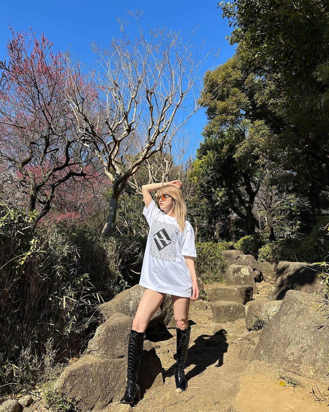 Lil’Fang のインスタグラム：「⚫️⚪️⚫️  「FAKY ONEMANLIVE 2023 -FEEL IT ALL-」 グッズラインナップ解禁されました😚🙏  Tシャツとジップアップフーディー ふぁんぐは両方ともLサイズ着てます🍄  今回も余裕で普段使いできる デザインになっていますので みんなぜひゲトってねん🖤  他にも色々グッズあるから HPチェックしてみてちょん」