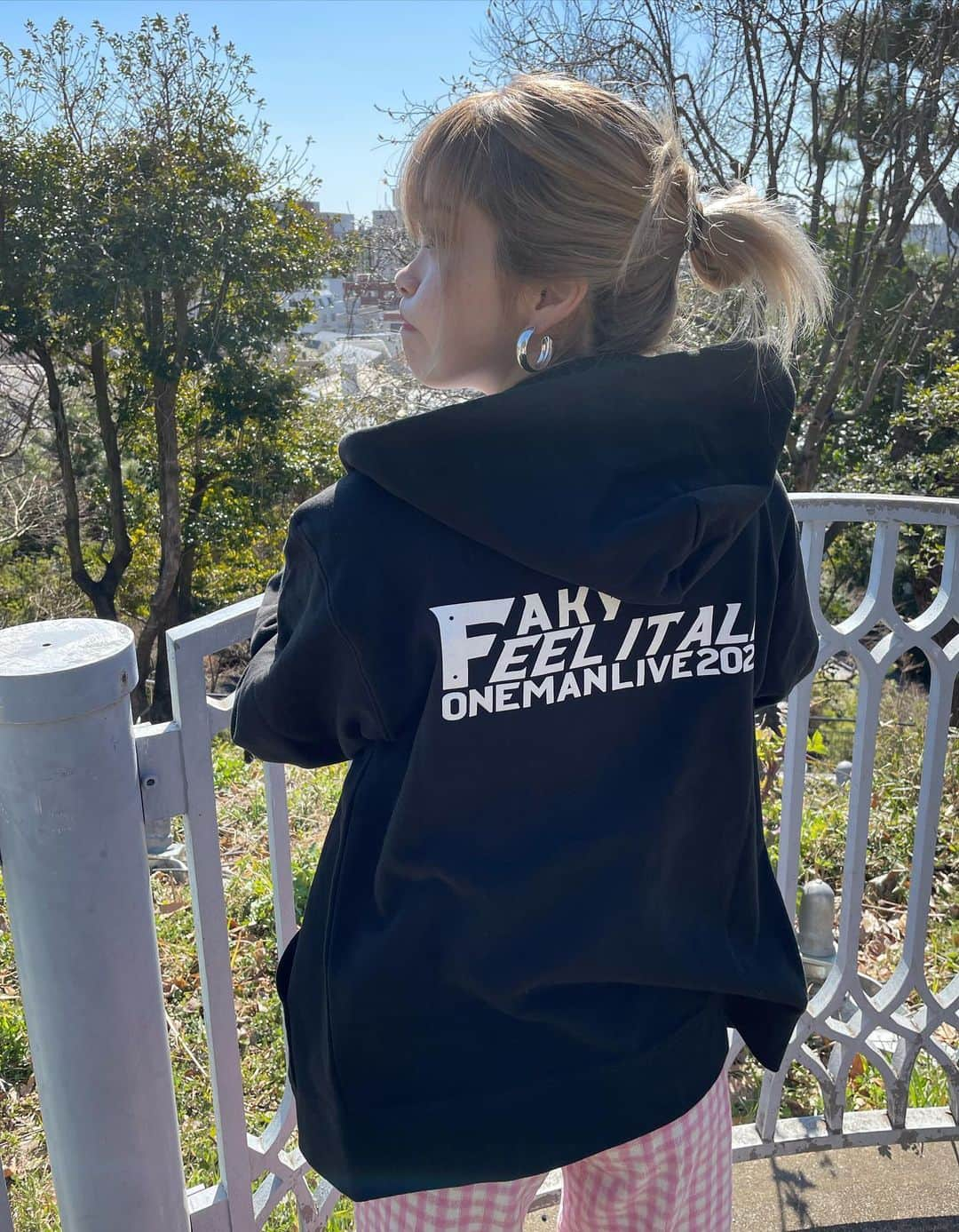 Lil’Fang さんのインスタグラム写真 - (Lil’Fang Instagram)「⚫️⚪️⚫️  「FAKY ONEMANLIVE 2023 -FEEL IT ALL-」 グッズラインナップ解禁されました😚🙏  Tシャツとジップアップフーディー ふぁんぐは両方ともLサイズ着てます🍄  今回も余裕で普段使いできる デザインになっていますので みんなぜひゲトってねん🖤  他にも色々グッズあるから HPチェックしてみてちょん」2月27日 18時00分 - lilfang_faky