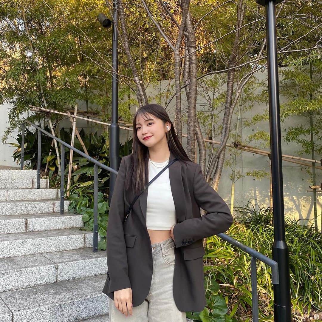 溝部ひかるのインスタグラム：「.  ootd🏷@zara  まだちょっと寒いけど 春はブラウンが気分🤎🧏🏻‍♀️  #zara#zaraoutfit#zarawoman #zaraコーデ#ootd#fashion#brown#ブラウンコーデ#ジャケットコーデ#デニムコーデ#クロップド丈#大学生コーデ#春コーデ#大人シンプル#大人シンプルコーデ #シンプルコーデ #カジュアル #カジュアルコーデ」