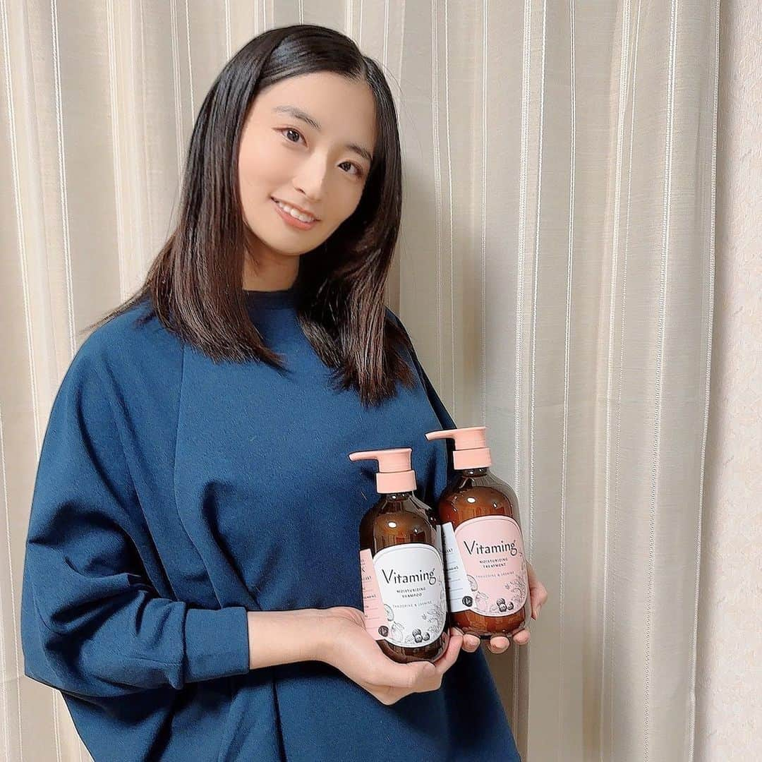 井口眞緒のインスタグラム：「産後で全身ボロボロなのに 授乳で栄養を吸い取られて 髪も肌もパッサパサ…  妊娠前の写真を見ると 悲しくなるくらい面影ない🤦🏻‍♀️  心折れそうだけど まだ諦めたくない…27歳…  いつもよりいいシャンプー使って なんとか気持ちを保ってます…ﾄﾎﾎ  タンジェリン＆ジャスミンのいい香り〜  #vitaming #バイタミング」