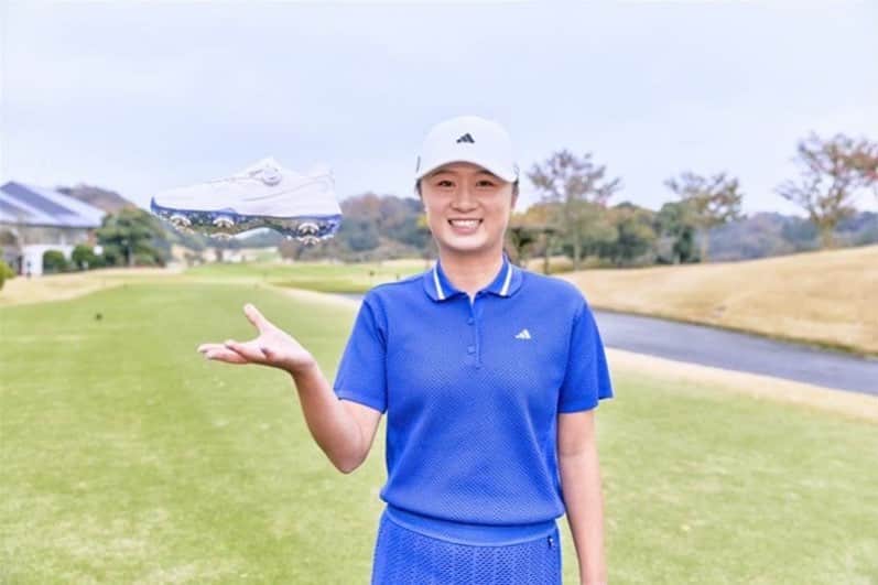 森田遥のインスタグラム：「🦋ZG23🦋 . .💁‍♀️ . . 前作ZG21から更に進化しました！ ウィメンズでは紐タイプも出てます！ウェアに合わせて選べるくらいどちらも履き心地抜群！！🌈 . . 3/3(金)発売です🎉 ぜひお試しあれ〜 . . @adidasgolf  @adidastokyo  #アディダスゴルフ #ずっとゴルフ #zg23 #createdwithadidas」