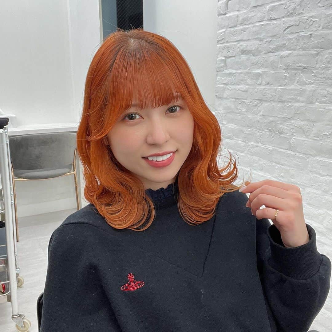 あおいれなのインスタグラム：「new hair color 💇‍♀️🧡🤍 初めてのオレンジカラーにしてもらいました🍊 めちゃんこ可愛い〜〜🥹🥹 いつもありがとうございます！ @takuro.1010  #美容室 #ヘアカラー #オレンジ #可愛い」