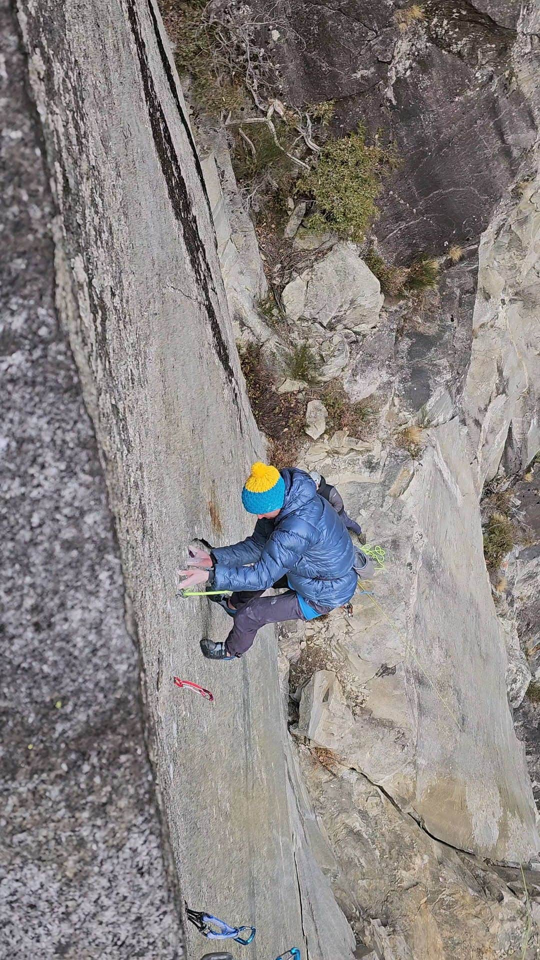 イェルネイ・クルーダーのインスタグラム：「Work in progress - Mangia ke ti pasa (trad.) 🤩 ________________ @ocun.climbing @scarpaspa   #climbing_videos_of_instagram #climbing #tradisrad #thinkvertical #noplacetoofar #project #cold #winter #outdoors」