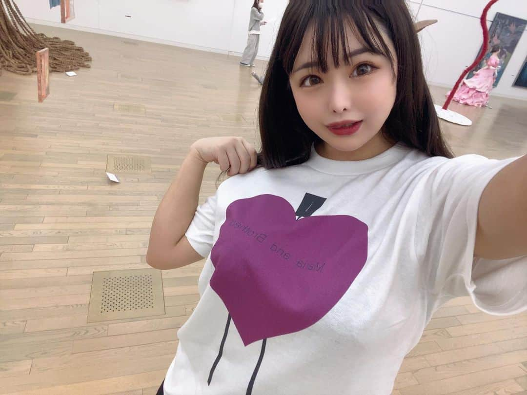 永瀬永茉のインスタグラム：「美術館とTシャツと私！  美術館は国立新美術館！  Tシャツはマリアアンドブラザーズ！  私はえま！  https://mariaandbro.base.shop/  👄」