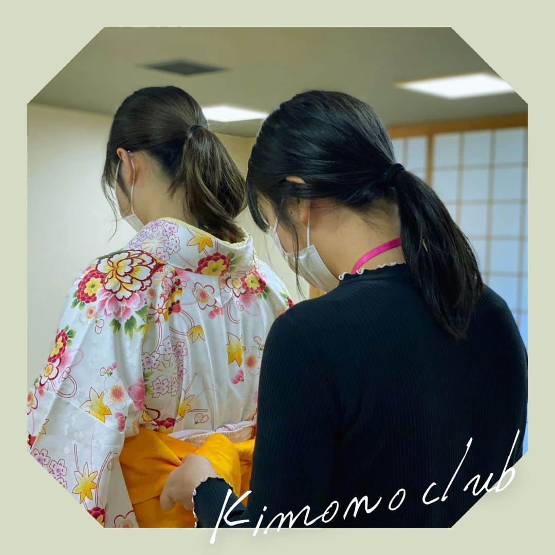 滋慶おもてなし&ブライダル・観光専門学校のインスタグラム：「【KIMONOくらぶ】 KIMONOくらぶの活動にお邪魔してきました🙋‍♀️ 卒業式の袴の着付けの練習中でした👘  袴ならではの難しさに直面する1年生たち…🥺  大事な式の最中に袴が崩れないように、何度も細かく確認しながら取り組んでいました👏  o。○.o○。o○.o○。o.○o。○ 学校の詳しい情報はHPを✍ 業界コラムなどの スペシャルコンテンツも 盛りだくさん！ プロフィールのURLから👀 o。○.o○。o○.o○。o.○o。○  #大阪ウェディングアンドホテルir専門学校  #大阪ホテル観光アンドウェディング専門学校  #ブライダル #ウェディング #観光 #エアライン #ir #専門学校」