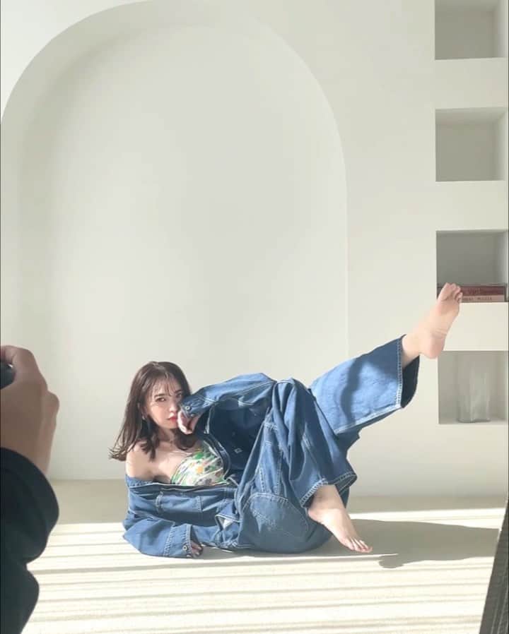 のインスタグラム：「【可愛いと思ったら💗でコメントしてね】 時にクリーンに、メンズライクに、色っぽく…♡ おしゃれ気分がむくむくと高まる春にこそ デニムがもってこい🌈👖  2023年の推しアイテムから絶対外さないトレンドコーデまで 美スタイルが眩しい聡ちゃんでお届けします🥹💗  肌見せもヘルシーにまとまるデニムってやっぱり最高🫶  #ar #ar3月号 #armagazine #trend #denim #トレンドコーデ #トレンドデニム #トレンドファッション #可愛い女の子 #透明感 #眼福」