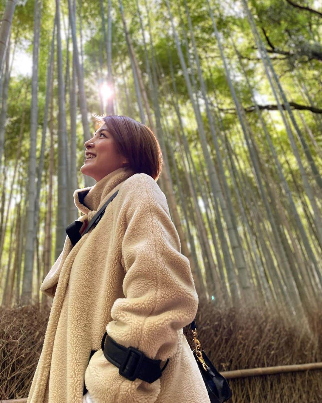 源崎トモエのインスタグラム：「竹林とかこういう場所好きなんだよな〜🎋  #京都 #竹林の小径 #やっと行けた  #ずっと行きたかった場所」