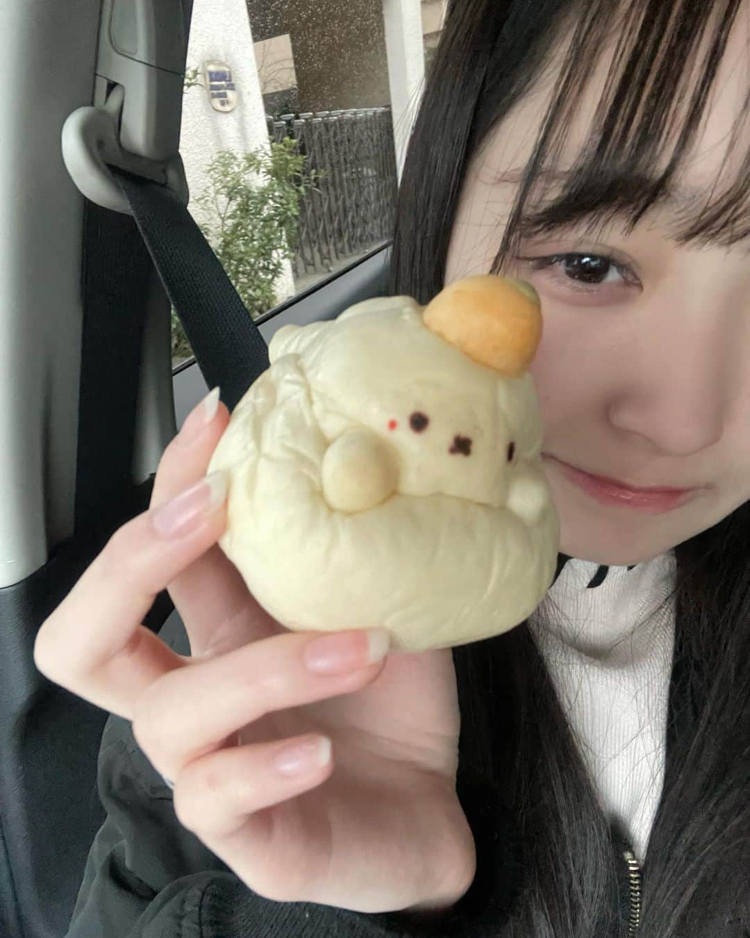 高木凜汐のインスタグラム：「かわいすぎる鏡餅うさぎのパン🍞   最近何度か自由が丘に行った時に張り紙見て入ったところなんだけどすんごい可愛かった(՞_ ̫ _՞)ᐝ どのパンも愛おしさが詰まってました♡♡     みんなもおすすめのお店教えてね！    #自由が丘  #自由が丘グルメ  #自由が丘スイーツ  #パン  #かわいいパン  #動物パン」