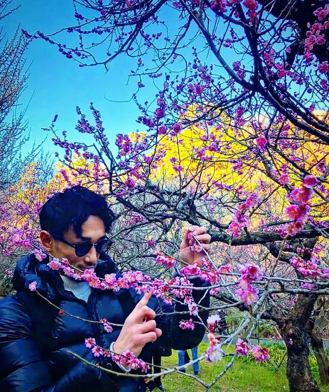 梅野源治のインスタグラム：「一泊二日　夕食 朝食 付き 一人5000円で熱海旅行に行ってきた  お金と時間の使い方に謙虚さがなくなると失敗するらしい。 楽しみにお金のかからない人  最強だろ  六枚目の写真 ピアスをプレゼントされ無理矢理つけさせられた #誰か助けてください  みんな もうすぐ開花するぞ #学ばせ梅 試合を楽しみに🔥👌」