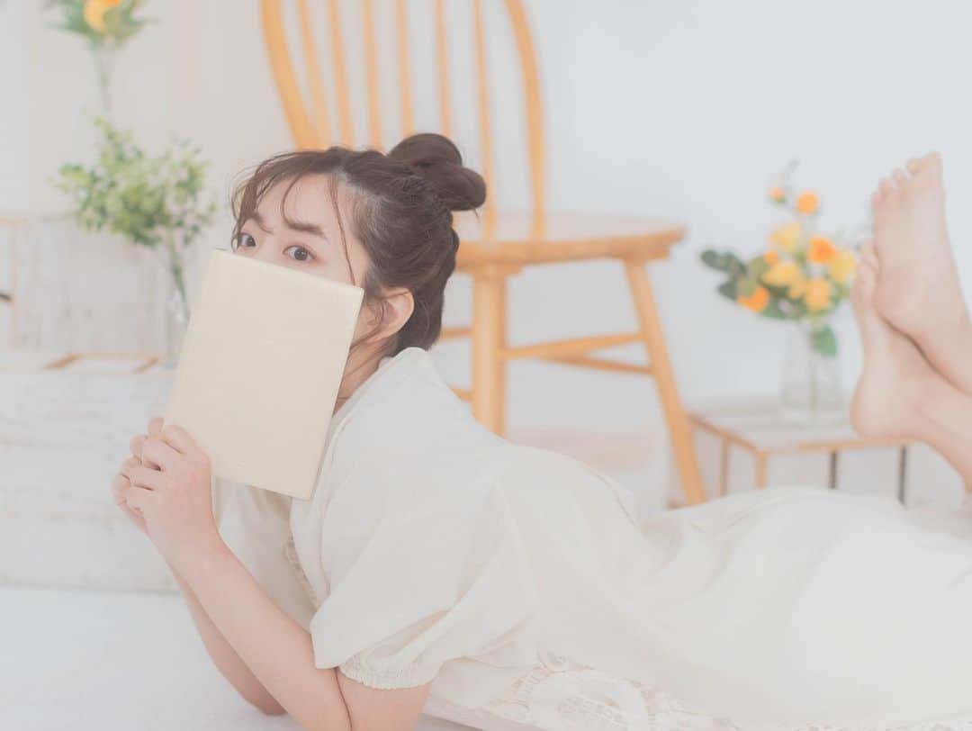 渥美友里恵のインスタグラム：「💐  photo: @makippa47  stylist: @rie.22.styling  hair&make : @nana__hairmake  model: @yurie_atsumi_   #作品撮り」