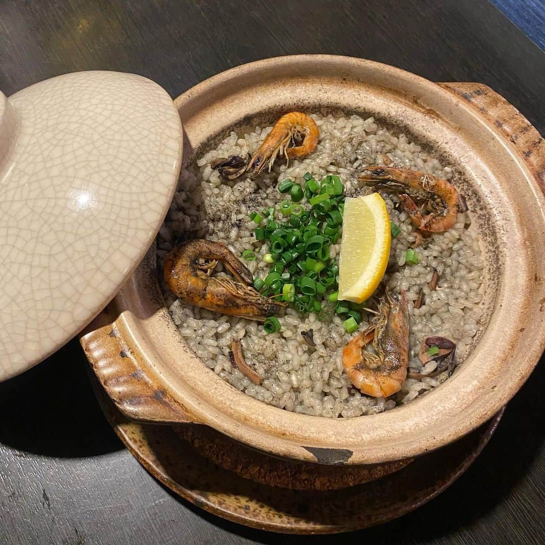 沖縄ダイニングゆんたくのインスタグラム：「はいさいこんばんわ！！ ゆんたくです！  あたたかくなってきましたねー  ゆんたくではおでんなんかも 出したりして 沖縄だけじゃないお料理もだしてますよー  写真はイカスミ土鍋ご飯です  ゆんたくオリジナル商品です！！  3月には 暖かくなってくるので 初鰹あたりお刺身だしたいですねー  それでは今日もー！！！ めんそーる！！」