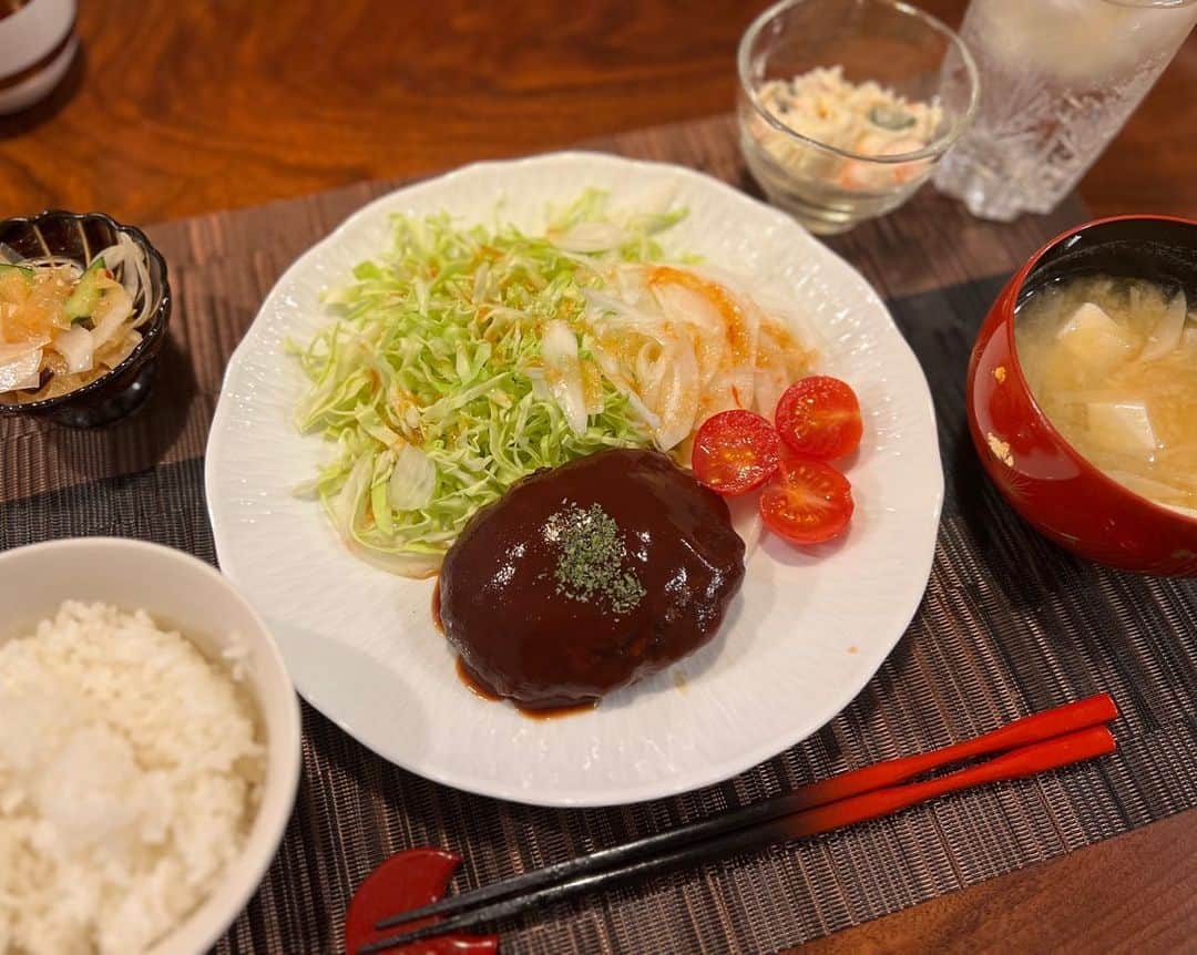 月央和沙のインスタグラム：「うちの晩ごはん🍚✨  #ハンバーグ #ジャーマンポテトサラダ #中華くらげ #キャベツと新玉ねぎ #大根とお豆腐のお味噌汁」