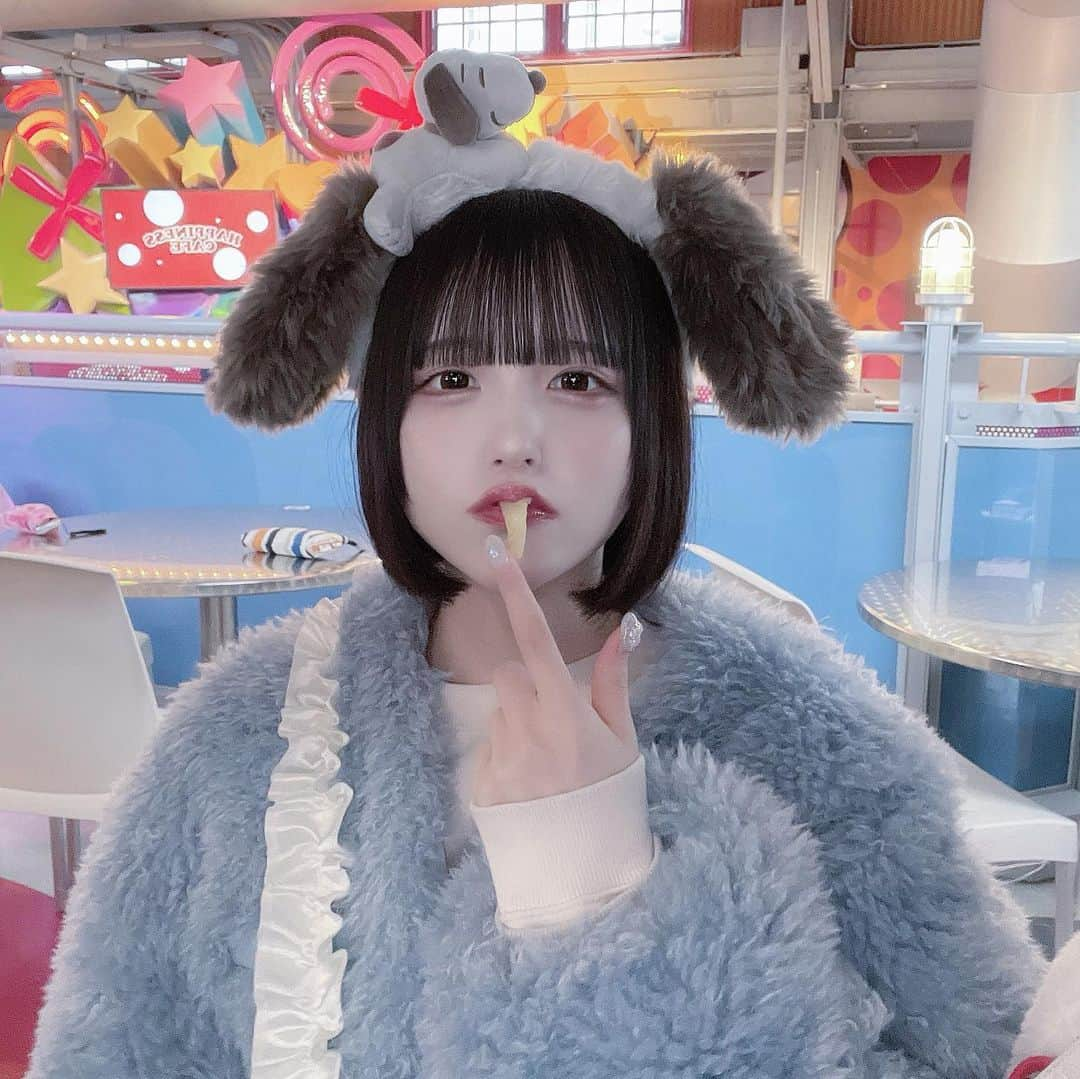 真城里帆さんのインスタグラム写真 - (真城里帆Instagram)「ユニバのポテトとオニオンリング美味しかった^ - ^ ．  ．  ． #ボブ #黒髪ボブ #ユニバ」2月27日 18時43分 - riho_nonfic