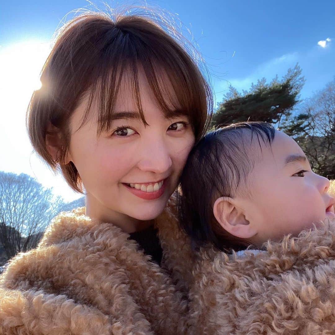 おのののかのインスタグラム：「☀️ 娘が歩くようになって 圧倒的に屋外にいる時間が長くなりました😅☀️☀️  そんな私の必需品 スキンアクア スーパーモイスチャージェル💙  知ってるかたも多いと思いますが この日焼け止め、とっても付け心地が良いんです！  私自身、全身に日焼け止めを塗るのが とーーーっても苦手だったのですが、 モイスチャージェルというだけあって みずみずしいのにサラッと肌に伸びて日焼け止め特有の ベタつきや塗ってる感がない😭👏👏✨ (夏は外で泳ぐくせに日焼け止め塗ってなかった 夫もこれなら付けても良いと言ってた笑)  外出前には必ずサーっと全身に塗って 出かけるので娘と長時間外で遊んでいても 肌への罪悪感がなくなりました😂❤️  そんなスキンアクア スーパーモイスチャージェルが リニューアルしたので早速使ってみました！  ３種のヒアルロン酸*配合で、肌に優しい使い心地で 使うたびうるうる肌に🥺  そして、新開発の光耐久カプセルNEO*配合で、 肌表面と、肌の奥にダメージを与える 紫外線を幅広くカットしてくれます🥺☀️  気持ちの良い使用感は変わらないのが とても嬉しいポイントでした🥹👏  大容量なので全身に惜しみなく使えますよ🫶  日焼け止めが苦手な方にも ぜひぜひ試してほしいアイテムです🥰✨ *うるおい成分：ヒアルロン酸Na、加水分解ヒアルロン酸Na（超低分子ヒアルロン酸）、ヒアルロン酸ヒドロキシプロピルトリモニウム（肌吸着型ヒアルロン酸） *ビスエチルへキシルオキシフェノールメトキシフェニルトリアジン（UVカット成分）、シリカ（感触改良剤）  @rohto_official 販売名：スキンアクアスーパーモイスチャージェルc #スキンアクア #スーパーモイスチャージェル #日焼け止め #紫外線対策 #シミ対策 #プチプラコスメ #UV対策 #ロート製薬_PR」