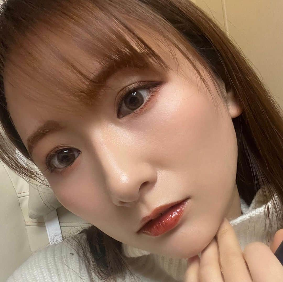 Sasaki Erikaさんのインスタグラム写真 - (Sasaki ErikaInstagram)「【加工なし】オール500円で大人でも似合うフルメイク💄 ⁡ ⁡ ドン・キホーテで買える全て500円のコスメ kirei&coで全顔フルメイクしてみた！ ⁡ 意外と大人でも使えるコスメがたくさんあったので 今度YouTubeで詳しく解説しようと思います😊 ⁡ ⁡ ⁡ 実は、私も今年もう37歳になるのですが… ⁡ 大人のメイクのポイントは 『いかに痛く見えないか』 『自然に見えるか』との戦いと個人的に思ってる。 ⁡ ⁡ ⁡ YouTubeより一足先に 大人が痛くならないメイクのポイントを3つだけお伝えすると ⁡ ①ベースを艶肌に自然に仕上げることはもちろん（春なので艶） ②涙袋を白くしないこと ③あとはチークを濃く入れない ⁡ ⁡ ベースが塗り壁の様にベタッと均一に重くつくと かえって老けて見えるから要注意！ ⁡ そして、涙袋を白くするとレフ板効果でくすみが飛ぶから良いんだけど 改めて試してみると、やっぱり顔が古く見えたり…なんというか『キレイに老けてる人』みたいに見えるので パール感の少ないアイシャドウで目の縦幅を広げて中顔面を短くすることを意識した方がよほど全体のバランスがキレイに見える！ ⁡ さらに、はっきりしたチークも大人が入れると頑張りすぎてて痛く見えるので、自然に肌から滲み出る様に薄く広範囲に付けるのがポイント！ ⁡ ⁡ 具体的なテクニックや、他にも伝えたいポイントが山ほどあるので、追って動画で公開できたら良いな✨ ⁡ ⁡ ⁡ ⁡ ちょっと工夫すれば、意外に良すぎて、普段使いも全然できそう。 ⁡ ⁡ これから、定番メイクにかなり登場しそうな予感。 ⁡ ⁡ ⁡ ⁡ ⁡ ⁡ #キレイアンドコー #500円コスメ #大人メイク #大人メイクの裏ワザ教えます」2月27日 18時50分 - sasaeri_erikasasakura